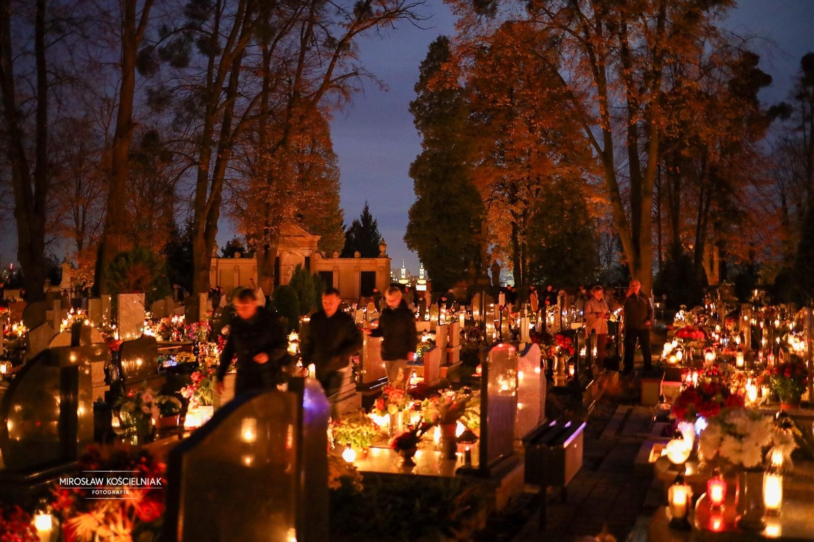Zdjęcie w galerii na portalu naszraciborz.pl: Dzień Zaduszny uświadamia dobitnie prawdę ludzkiego przemijania - zdjęcia z raciborskich cmentarzy wiadomości z regionu