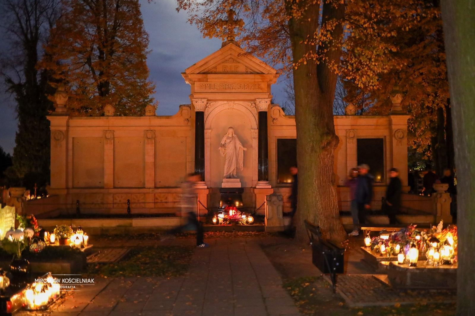 Zdjęcie w galerii na portalu naszraciborz.pl: Dzień Zaduszny uświadamia dobitnie prawdę ludzkiego przemijania - zdjęcia z raciborskich cmentarzy wiadomości z regionu