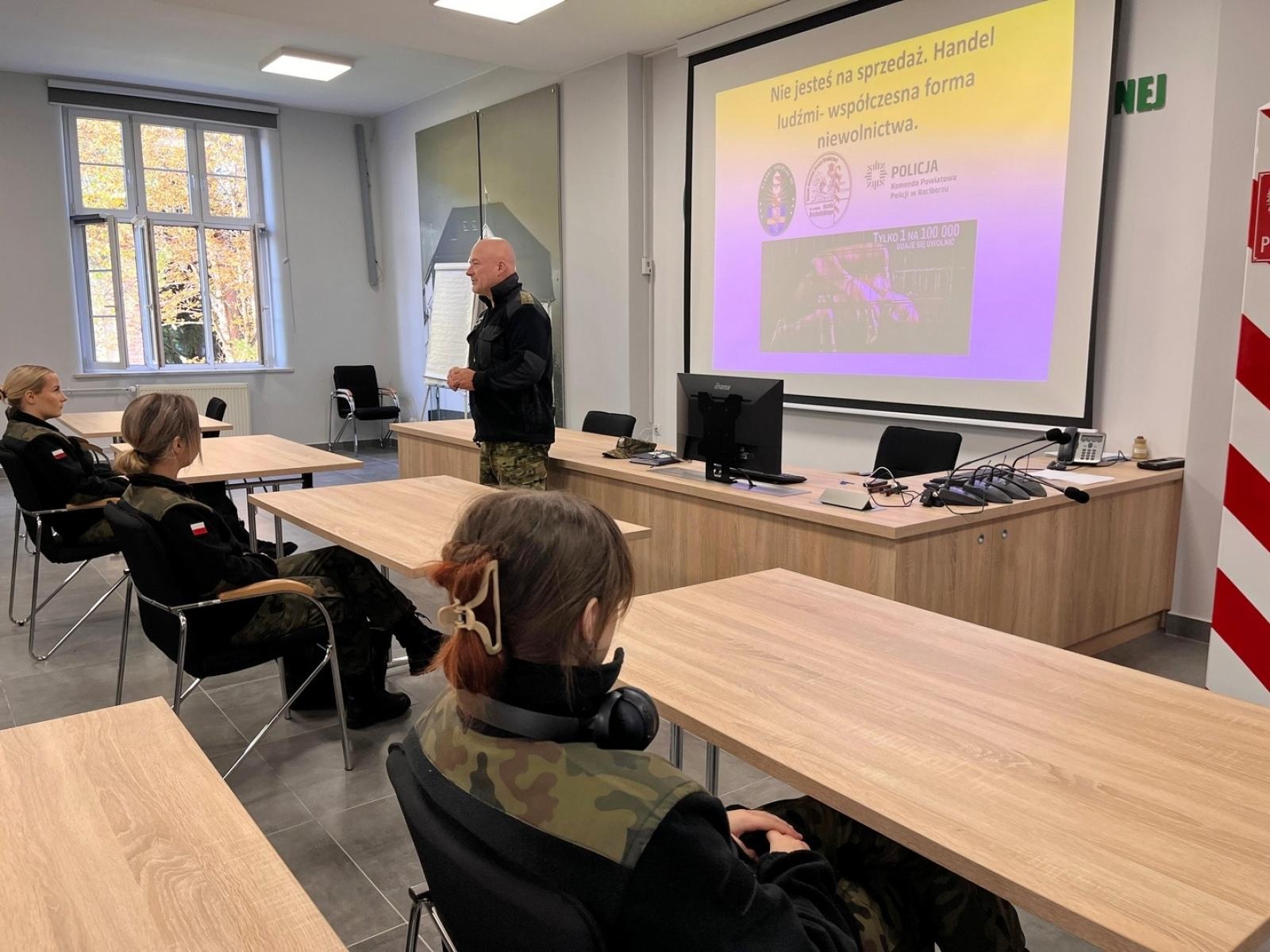 Zdjęcie w galerii na portalu naszraciborz.pl: Każdy może zostać ofiarą handlu ludźmi. SG uświadamia młodzieży zagrożenia wiadomości z regionu