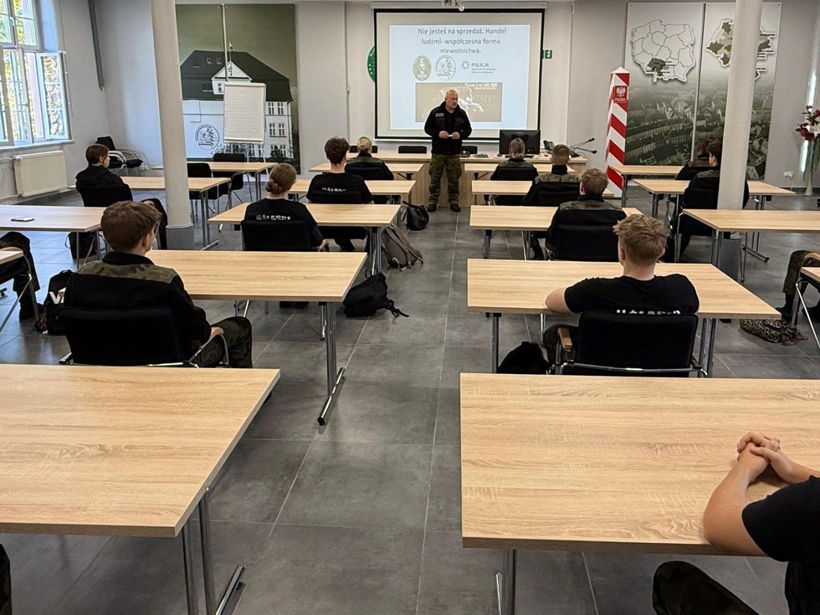 Zdjęcie w galerii na portalu naszraciborz.pl: Każdy może zostać ofiarą handlu ludźmi. SG uświadamia młodzieży zagrożenia wiadomości z regionu