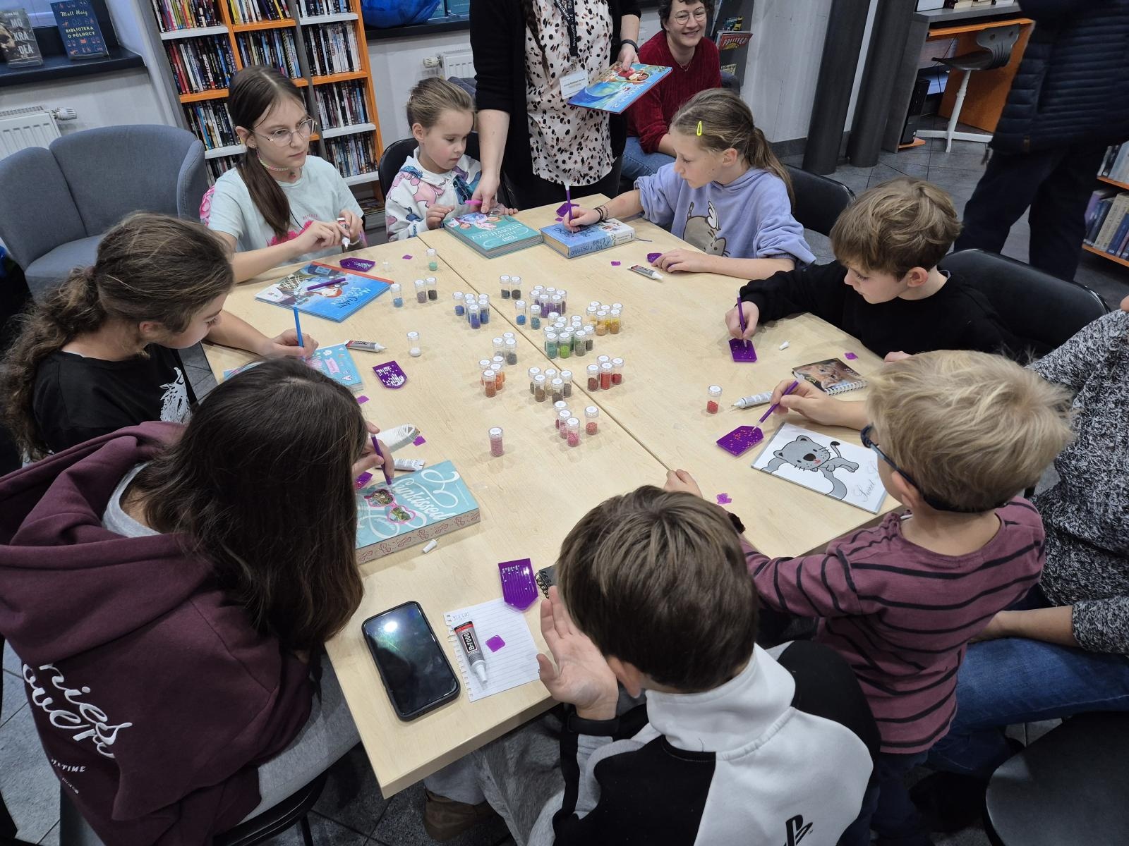 Zdjęcie w galerii na portalu naszraciborz.pl: Biblioteczne kluby polecają się na jesienną chandrę wiadomości z regionu