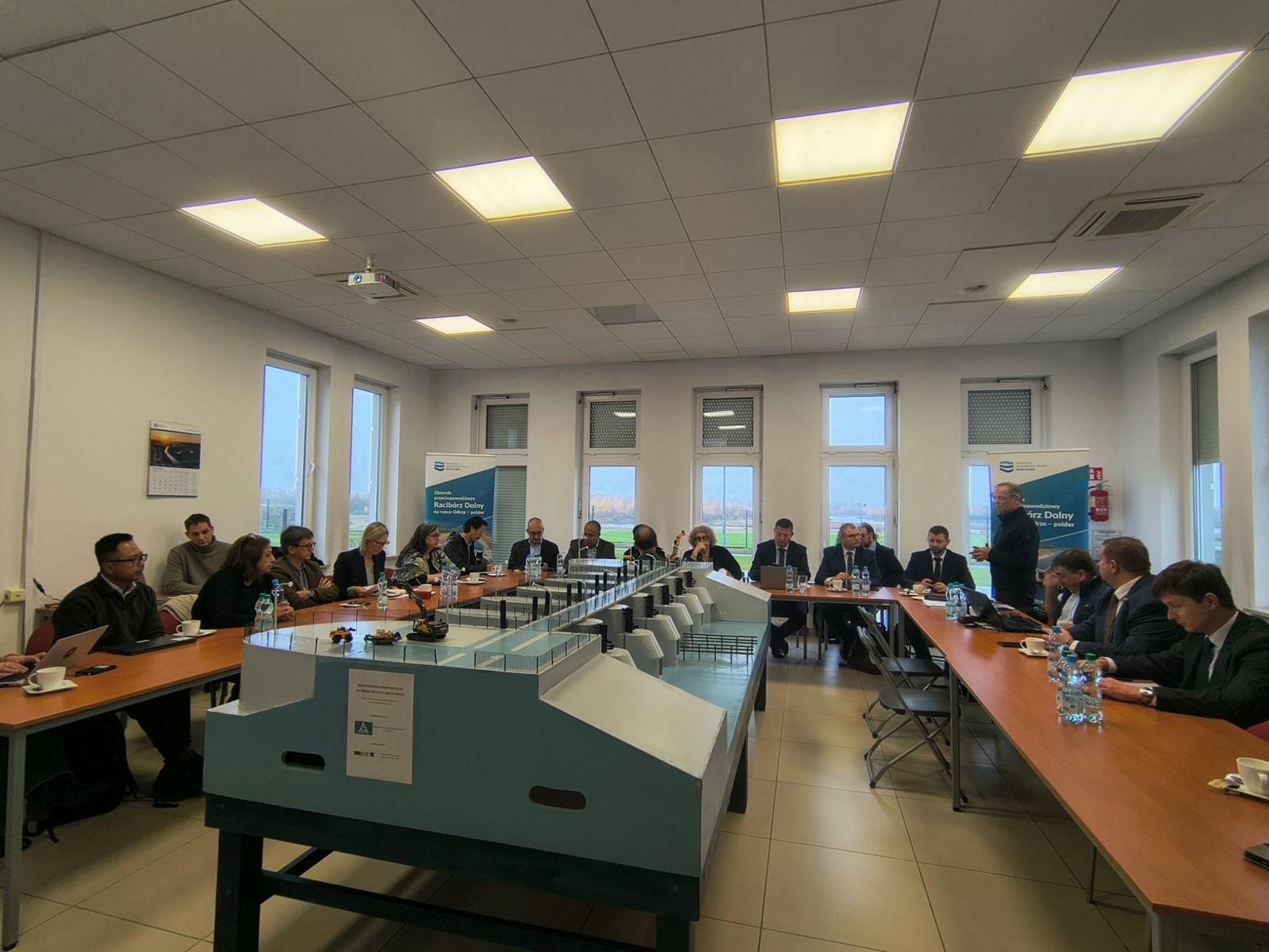 Zdjęcie w galerii na portalu naszraciborz.pl: Przedstawiciele Banku Światowego wizytowali zbiornik Racibórz i gościli na Zamku Piastowskim wiadomości z regionu