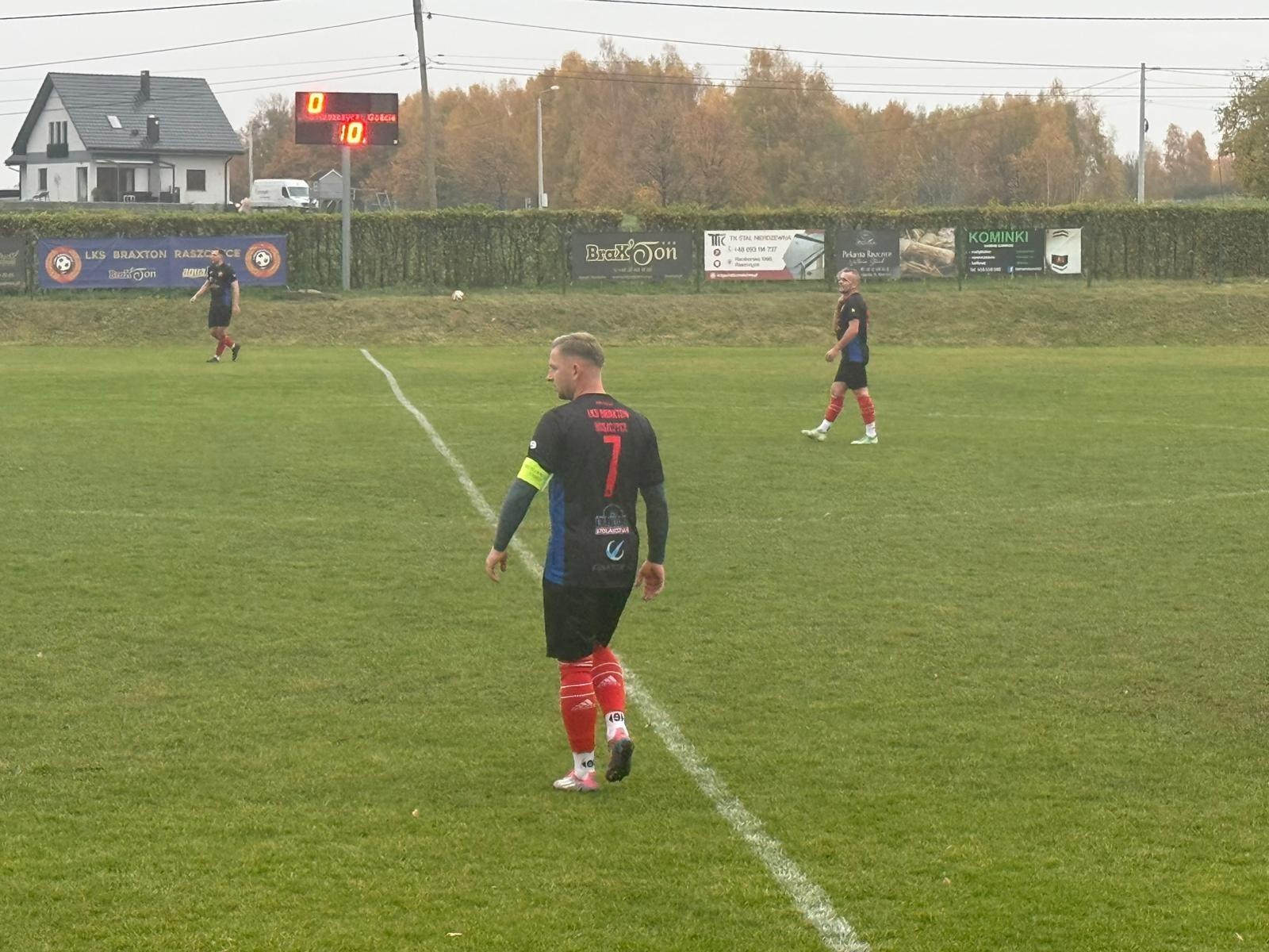 Zdjęcie w galerii na portalu naszraciborz.pl: Wielkie derby dla LKS BraxTon Raszczyce. Szalę zwycięstwa przechylił strzał życia wiadomości z regionu