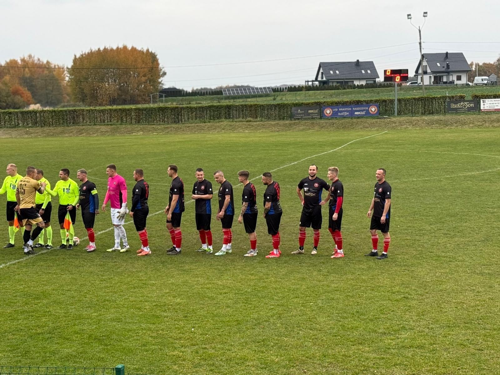 Zdjęcie w galerii na portalu naszraciborz.pl: Wielkie derby dla LKS BraxTon Raszczyce. Szalę zwycięstwa przechylił strzał życia wiadomości z regionu