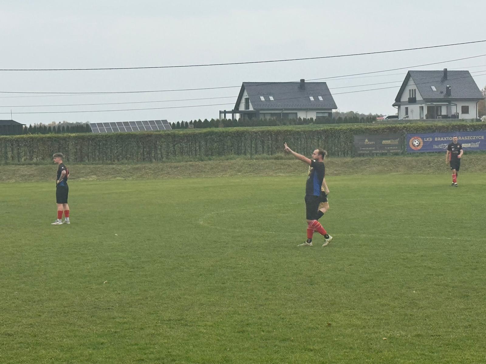 Zdjęcie w galerii na portalu naszraciborz.pl: Wielkie derby dla LKS BraxTon Raszczyce. Szalę zwycięstwa przechylił strzał życia wiadomości z regionu