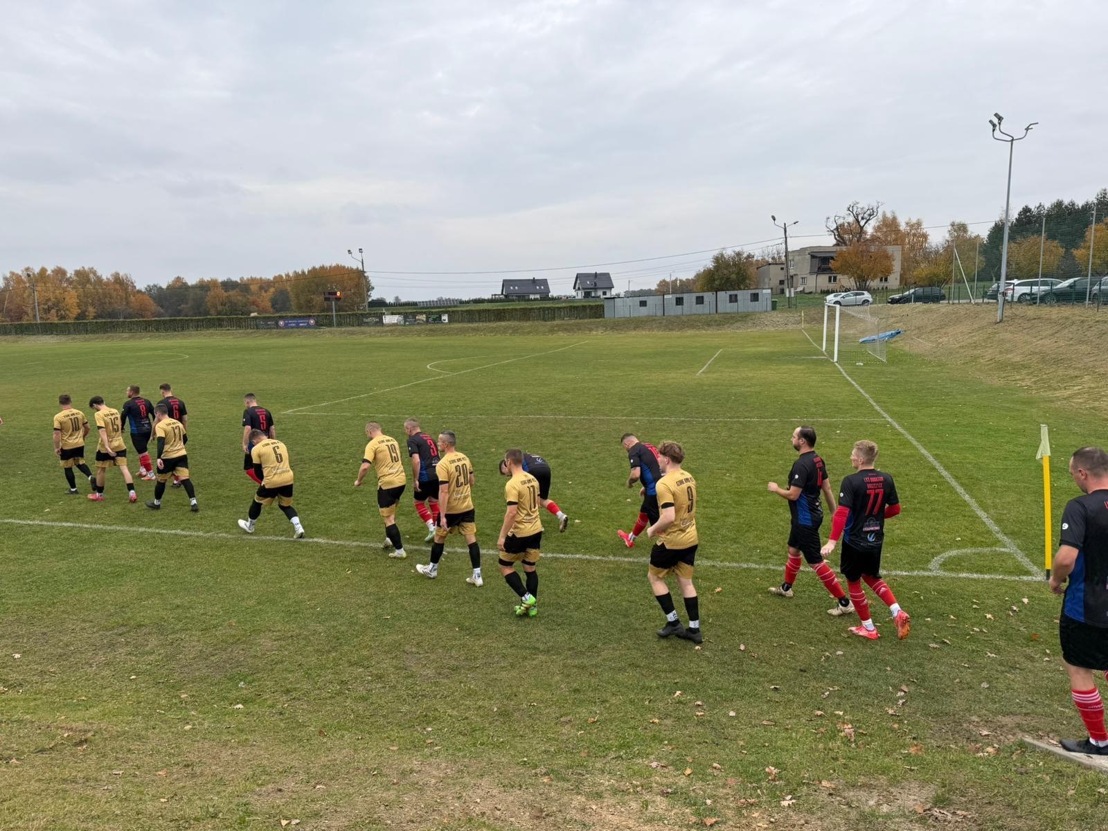 Zdjęcie w galerii na portalu naszraciborz.pl: Wielkie derby dla LKS BraxTon Raszczyce. Szalę zwycięstwa przechylił strzał życia wiadomości z regionu