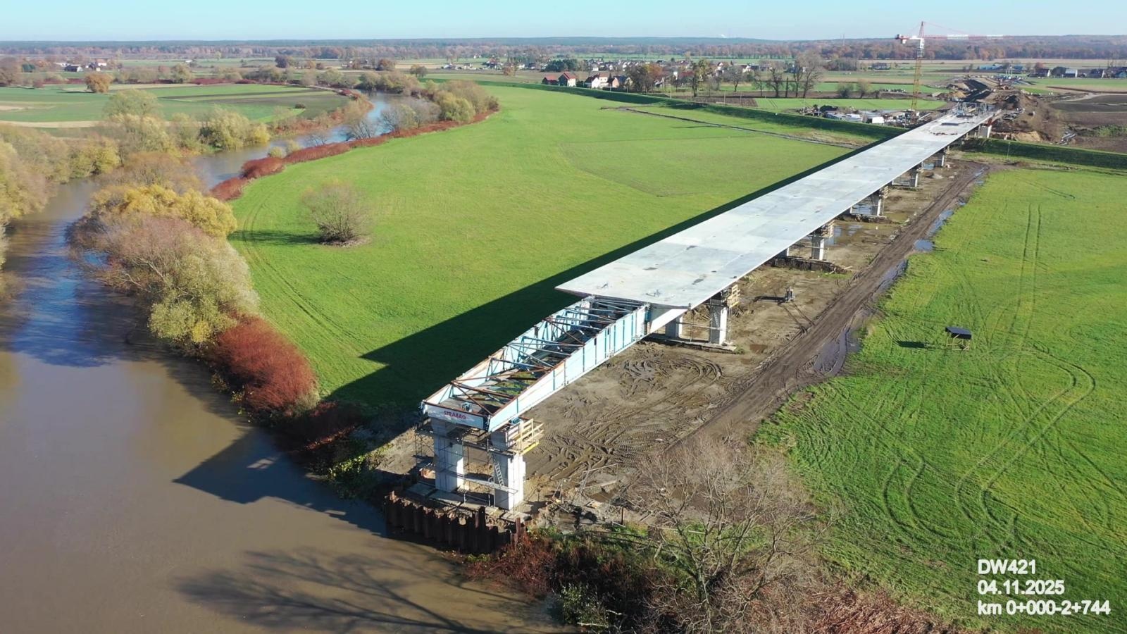 Zdjęcie w galerii na portalu naszraciborz.pl: Budowa mostu pod Raciborzem. Budowlańcy przekroczyli półmetek [FOTO] wiadomości z regionu
