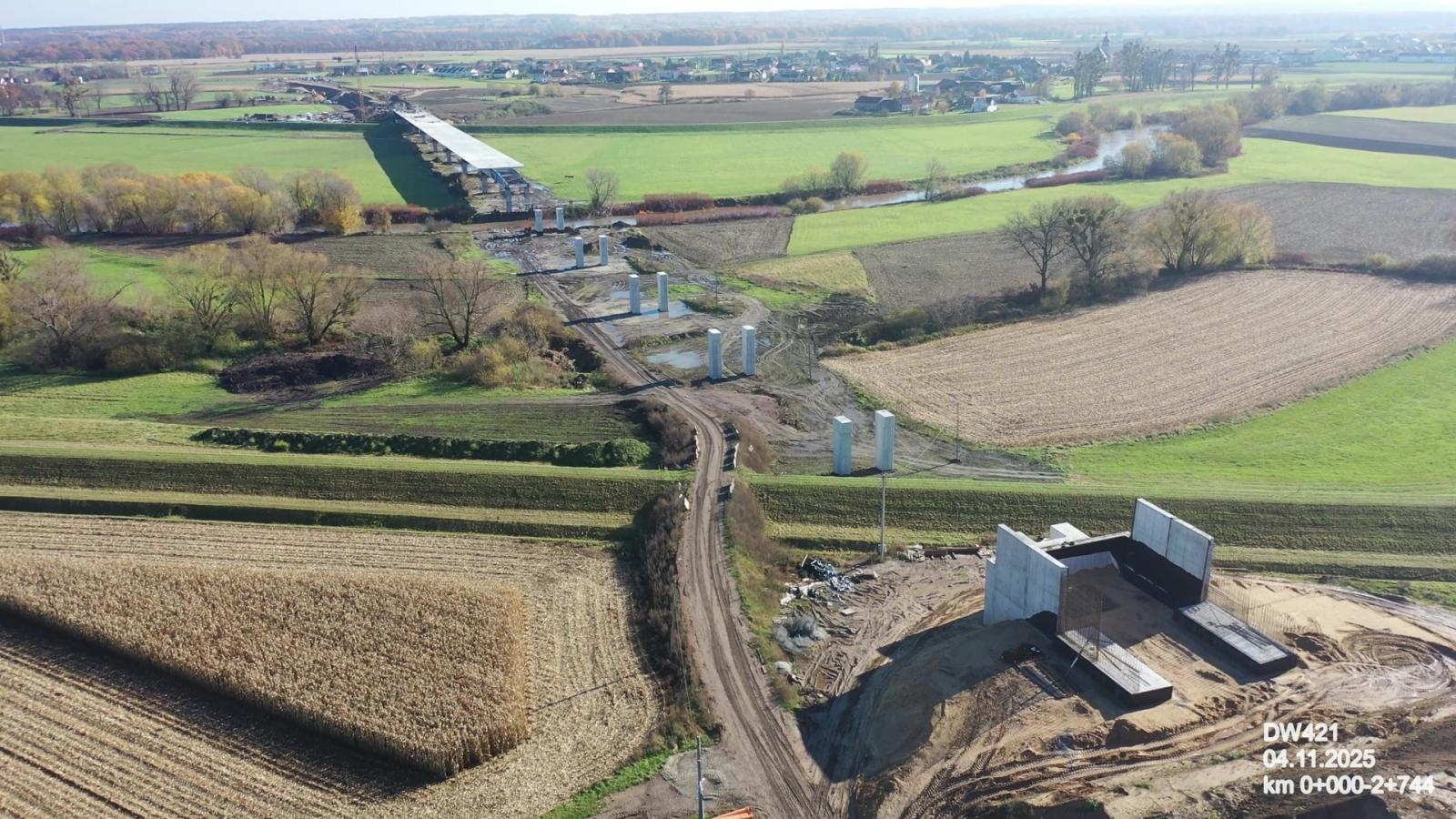 Zdjęcie w galerii na portalu naszraciborz.pl: Budowa mostu pod Raciborzem. Budowlańcy przekroczyli półmetek [FOTO] wiadomości z regionu