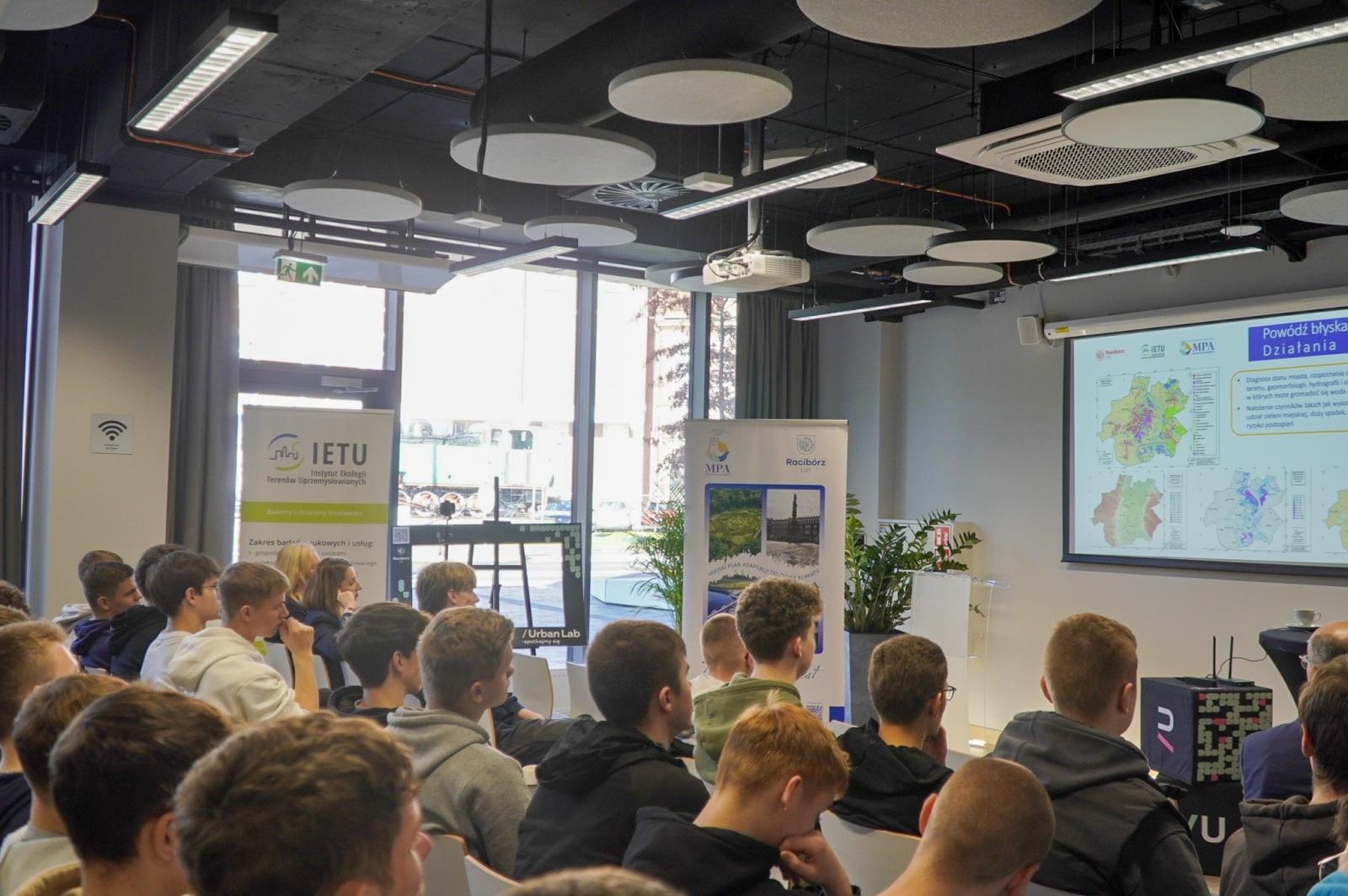 Zdjęcie w galerii na portalu naszraciborz.pl: Wspólne działania na rzecz adaptacji Raciborza do zmian klimatycznych –  dyskusja w Urban Labie wiadomości z regionu