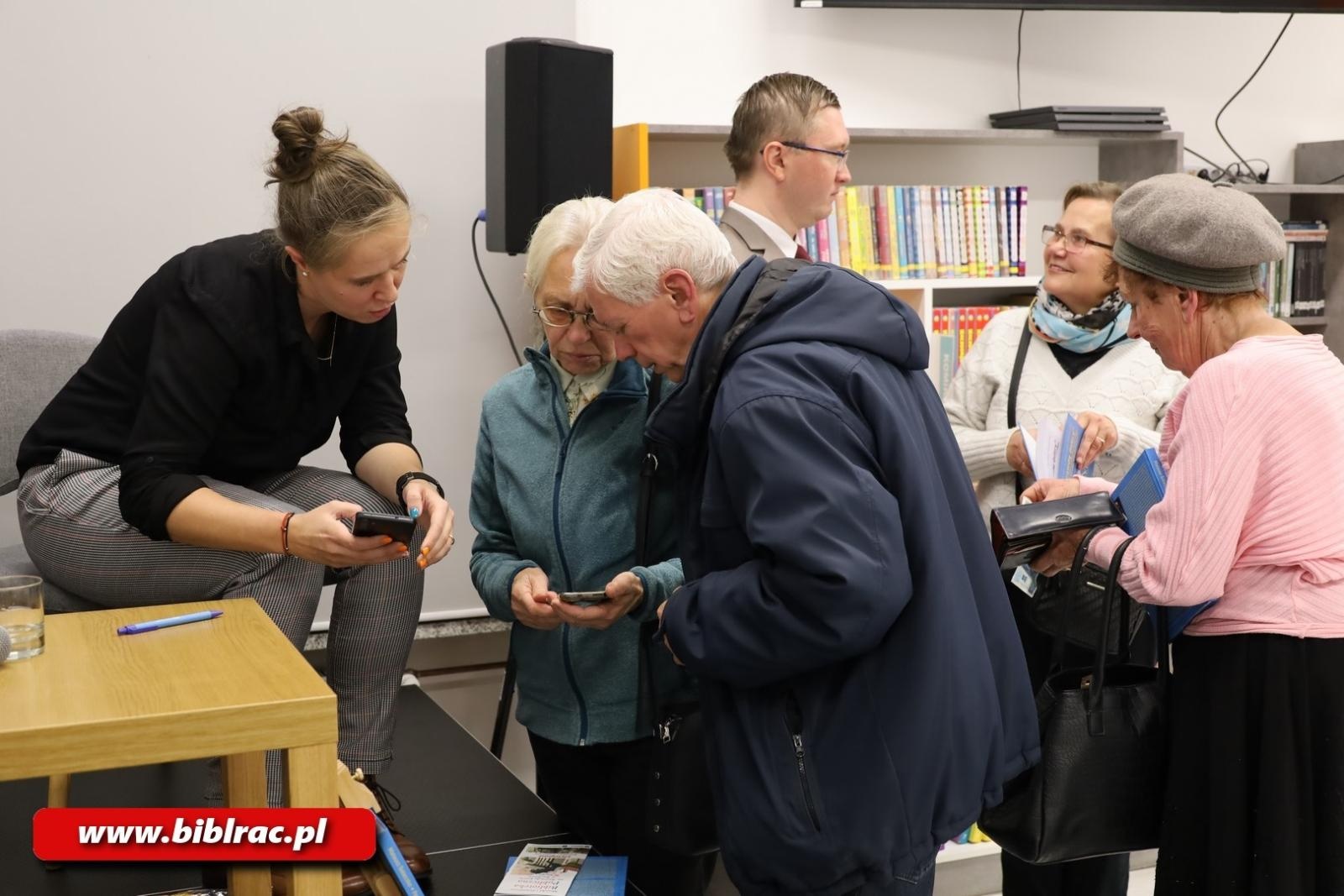 Zdjęcie w galerii na portalu naszraciborz.pl: Był naprawdę dobry - wykład o księdzu Franciszku Blachnickim w bibliotece  wiadomości z regionu