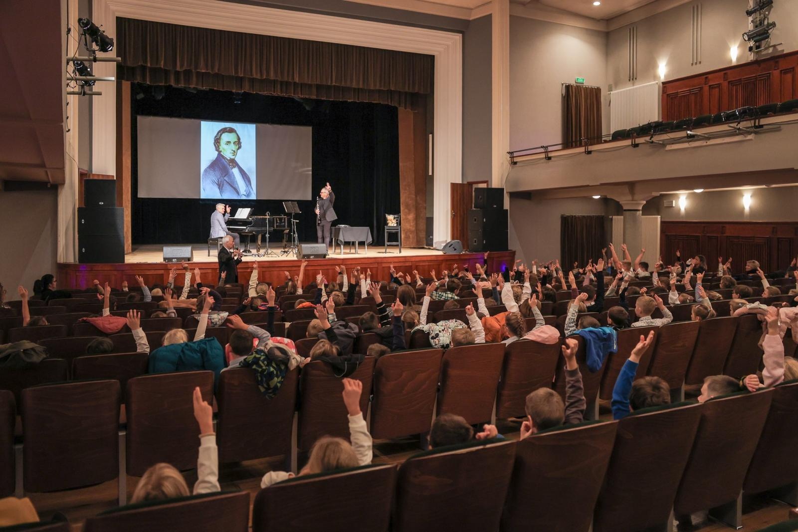 Zdjęcie w galerii na portalu naszraciborz.pl: Klarnet duży i mały, śpiący niedźwiedź i chopinowski akcent na koncertach umuzykalniających w RCK  wiadomości z regionu