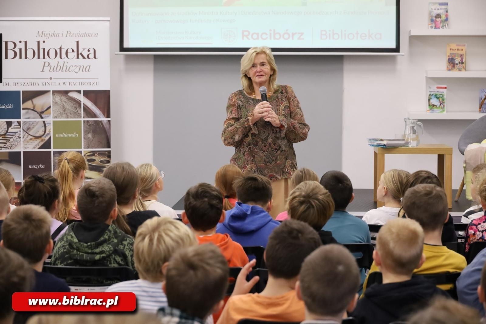 Zdjęcie w galerii na portalu naszraciborz.pl: Lepiej widzieć szklankę do połowy pełną! Elżbieta Zubrzycka w bibliotece wiadomości z regionu