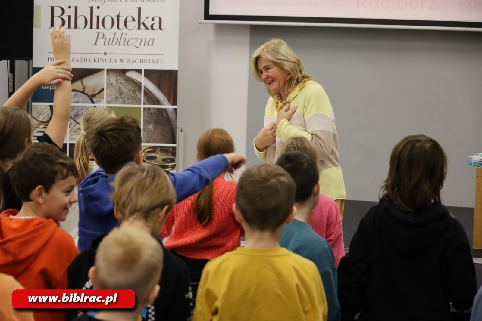 Zdjęcie w galerii na portalu naszraciborz.pl: Lepiej widzieć szklankę do połowy pełną! Elżbieta Zubrzycka w bibliotece wiadomości z regionu