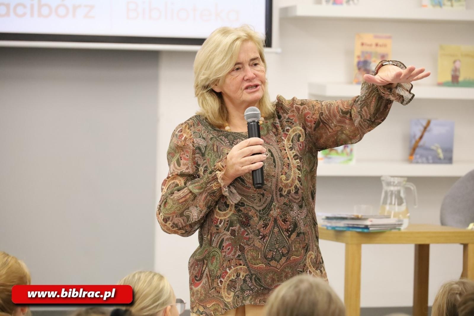 Zdjęcie w galerii na portalu naszraciborz.pl: Lepiej widzieć szklankę do połowy pełną! Elżbieta Zubrzycka w bibliotece wiadomości z regionu