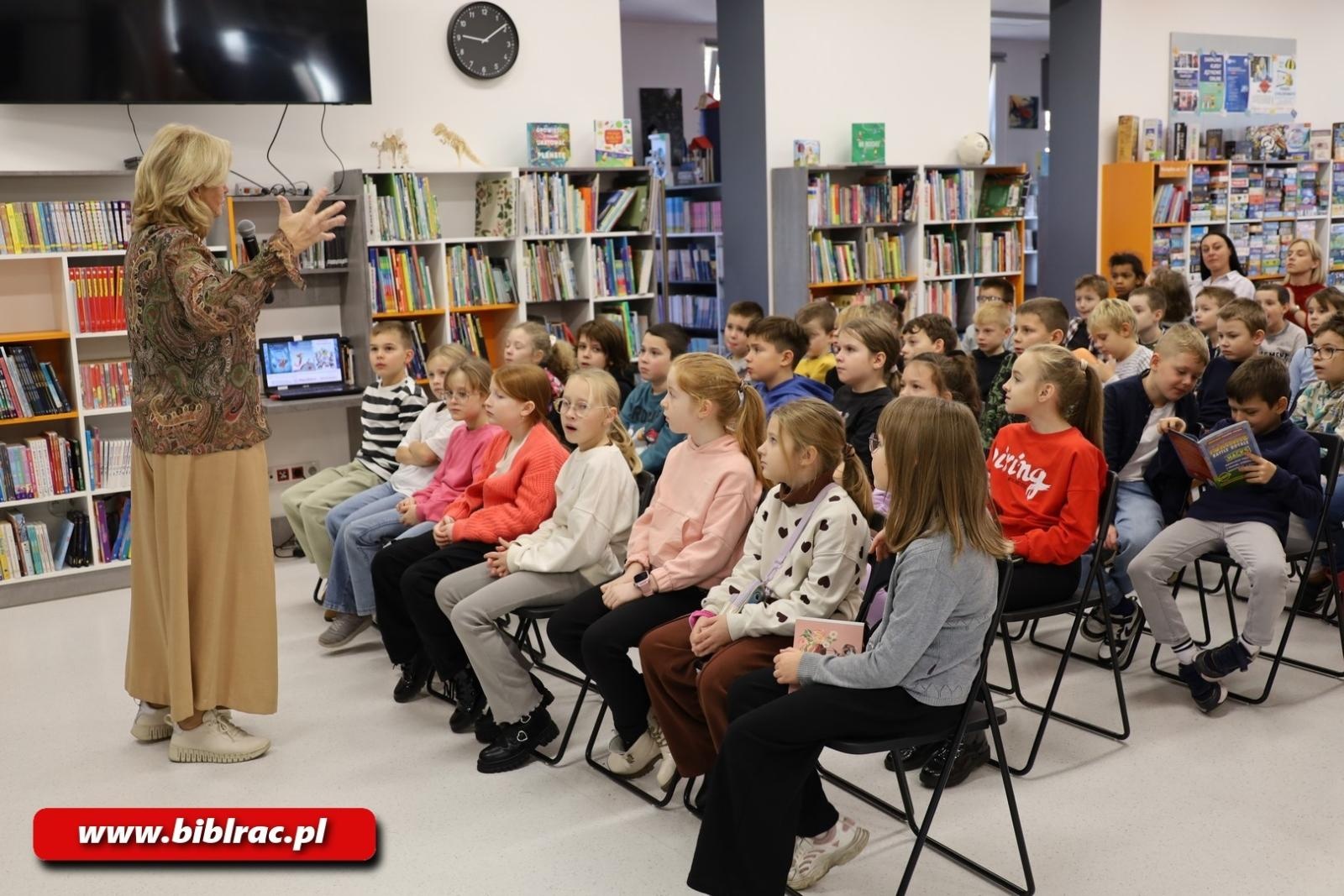 Zdjęcie w galerii na portalu naszraciborz.pl: Lepiej widzieć szklankę do połowy pełną! Elżbieta Zubrzycka w bibliotece wiadomości z regionu