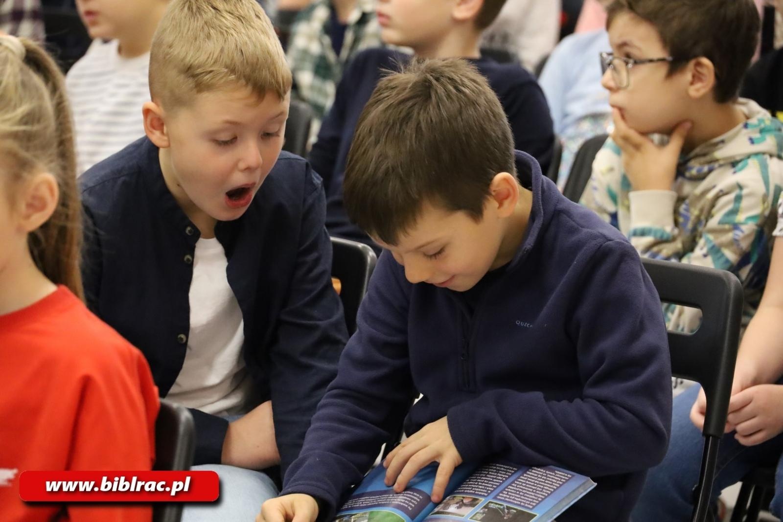 Zdjęcie w galerii na portalu naszraciborz.pl: Lepiej widzieć szklankę do połowy pełną! Elżbieta Zubrzycka w bibliotece wiadomości z regionu