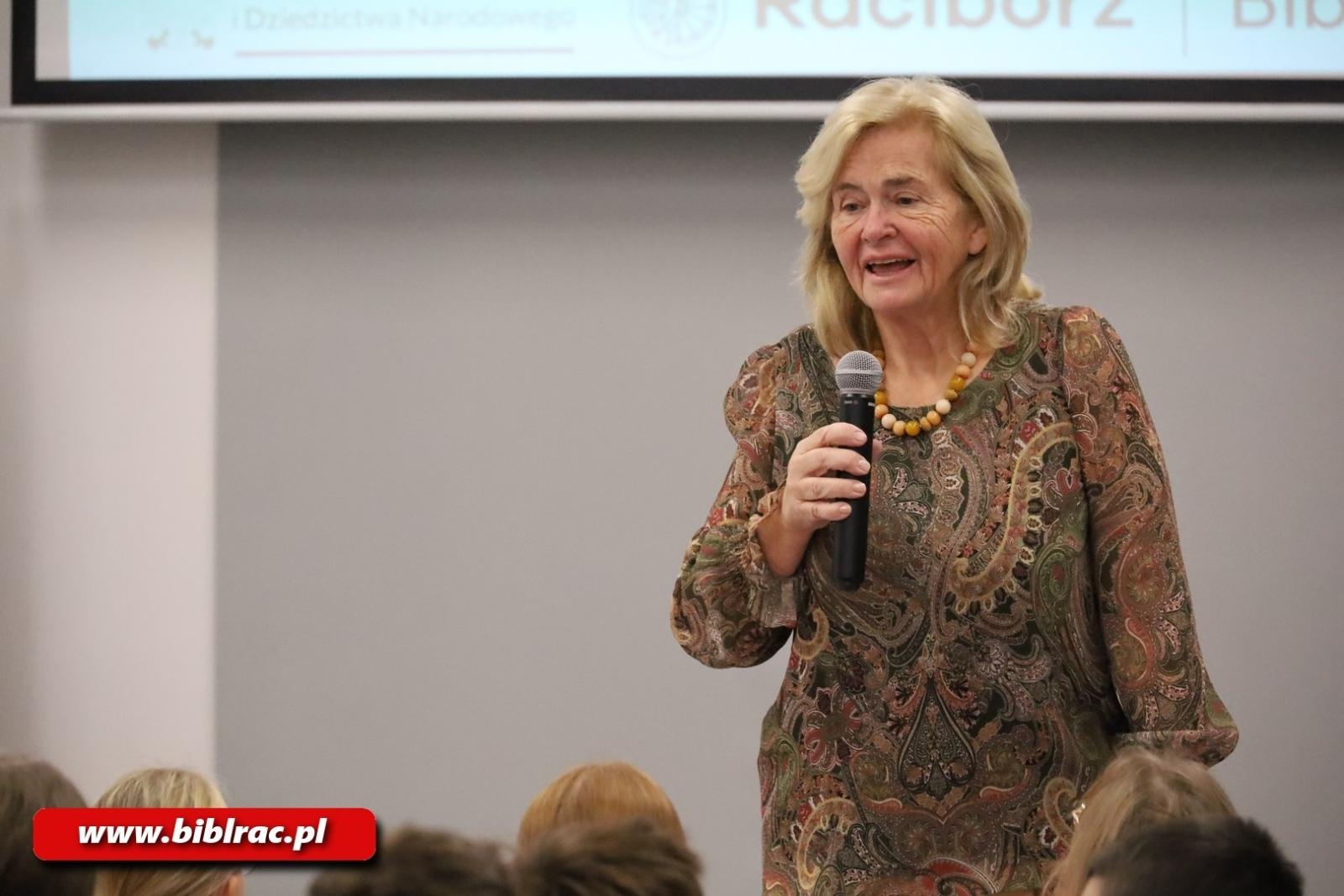 Zdjęcie w galerii na portalu naszraciborz.pl: Lepiej widzieć szklankę do połowy pełną! Elżbieta Zubrzycka w bibliotece wiadomości z regionu