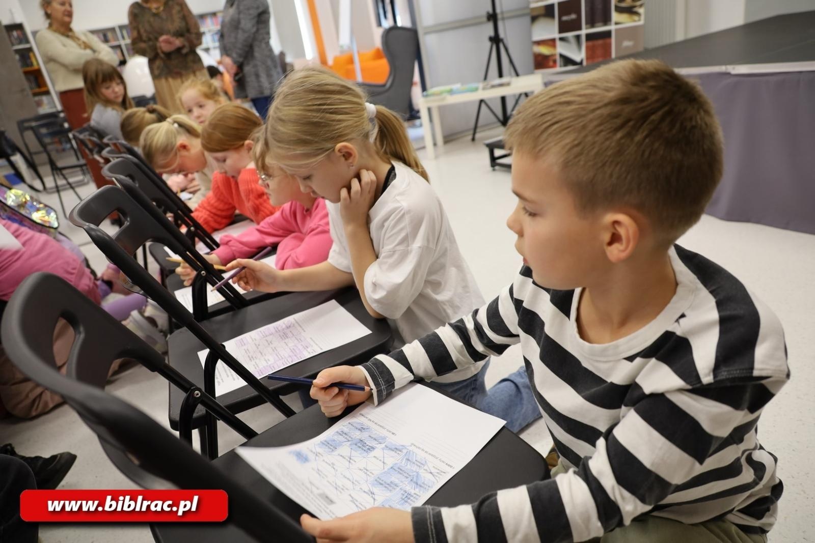 Zdjęcie w galerii na portalu naszraciborz.pl: Lepiej widzieć szklankę do połowy pełną! Elżbieta Zubrzycka w bibliotece wiadomości z regionu