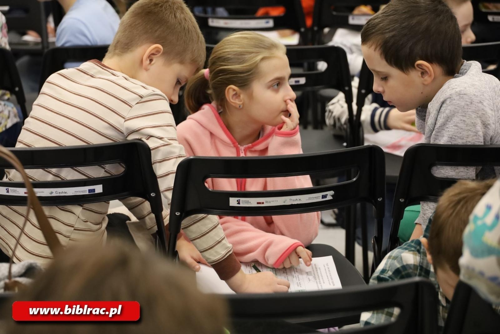 Zdjęcie w galerii na portalu naszraciborz.pl: Lepiej widzieć szklankę do połowy pełną! Elżbieta Zubrzycka w bibliotece wiadomości z regionu