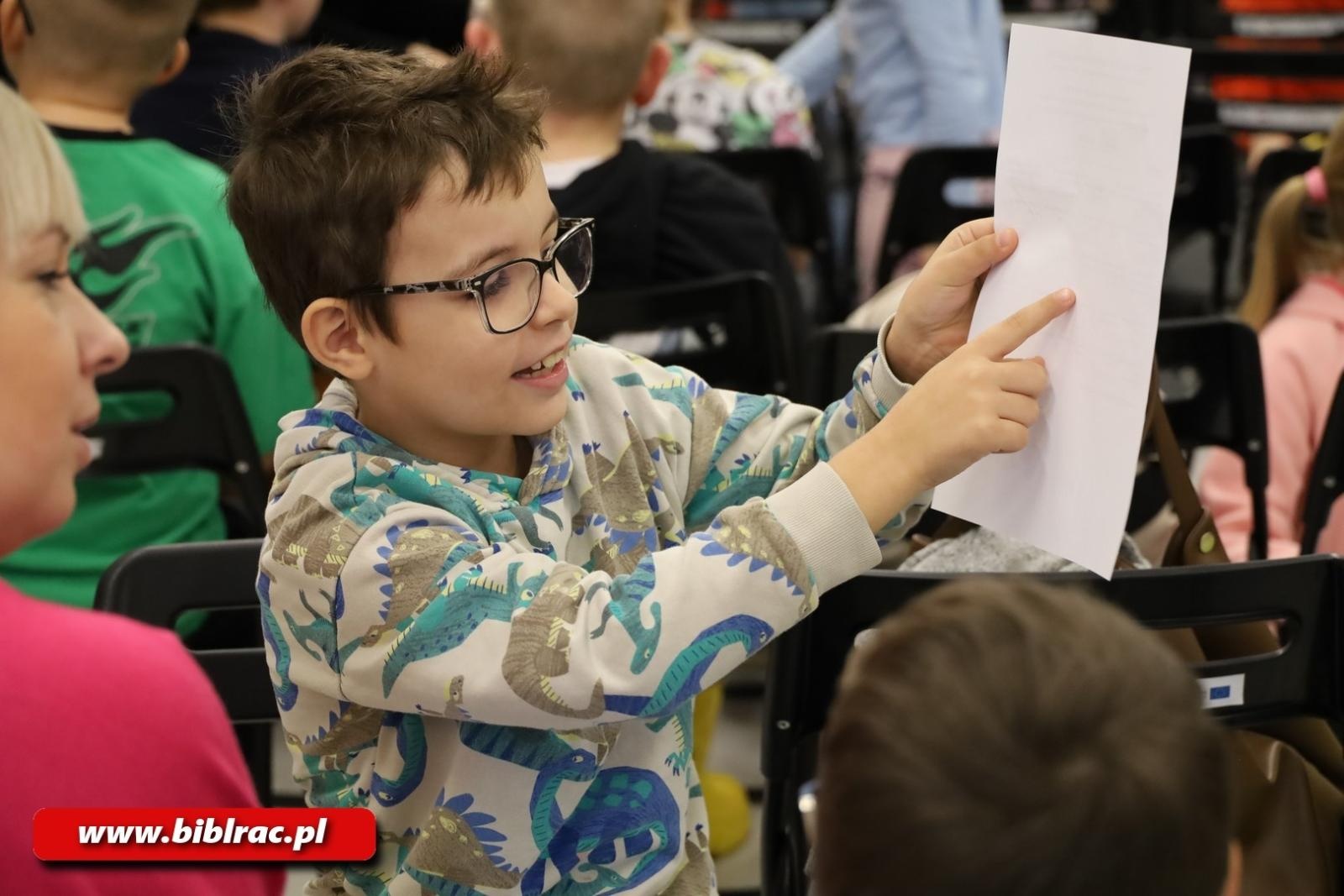 Zdjęcie w galerii na portalu naszraciborz.pl: Lepiej widzieć szklankę do połowy pełną! Elżbieta Zubrzycka w bibliotece wiadomości z regionu
