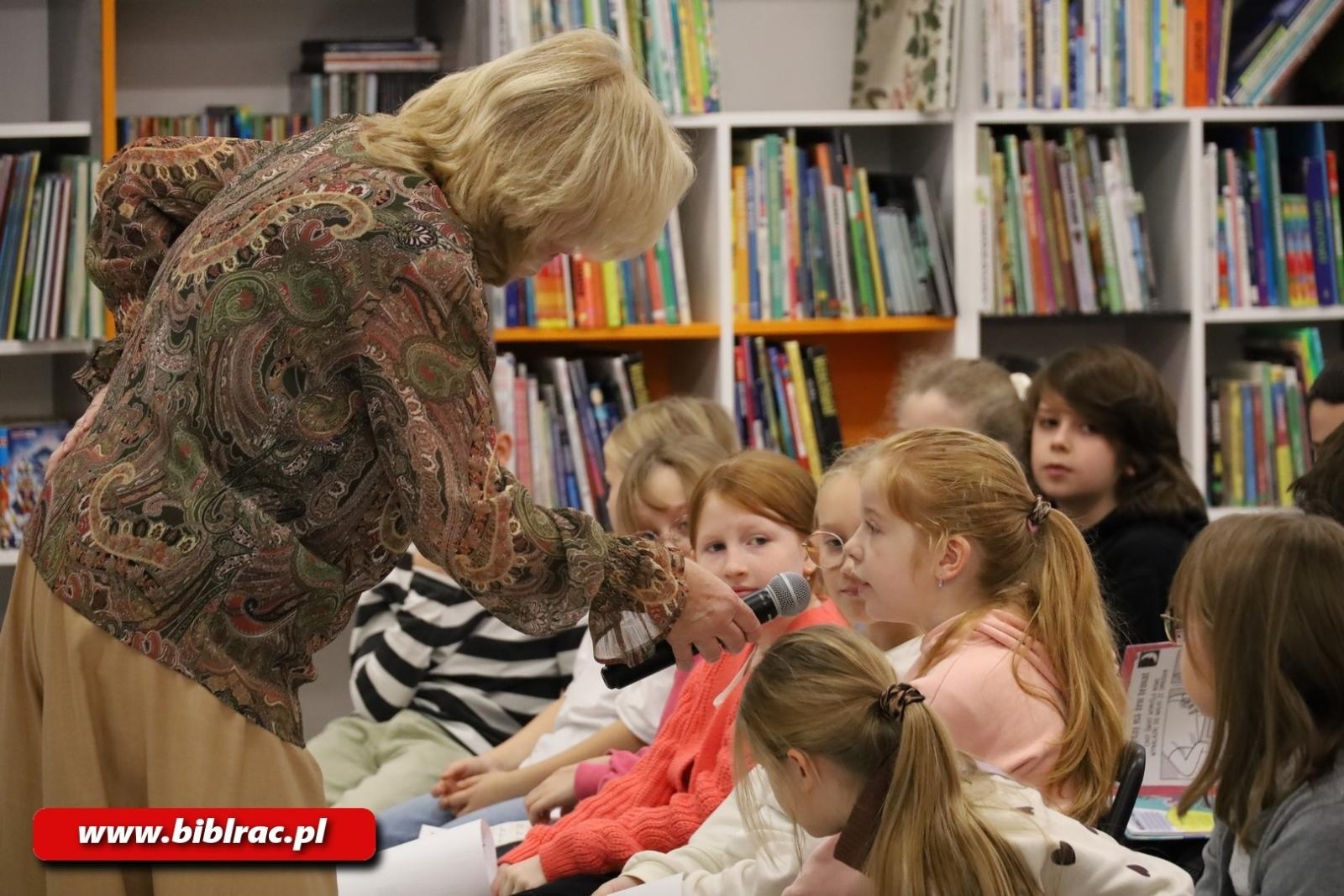 Zdjęcie w galerii na portalu naszraciborz.pl: Lepiej widzieć szklankę do połowy pełną! Elżbieta Zubrzycka w bibliotece wiadomości z regionu