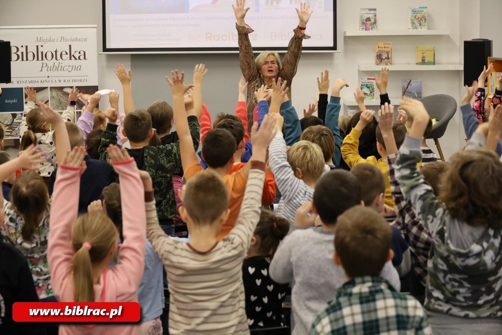 Zdjęcie w galerii na portalu naszraciborz.pl: Lepiej widzieć szklankę do połowy pełną! Elżbieta Zubrzycka w bibliotece wiadomości z regionu