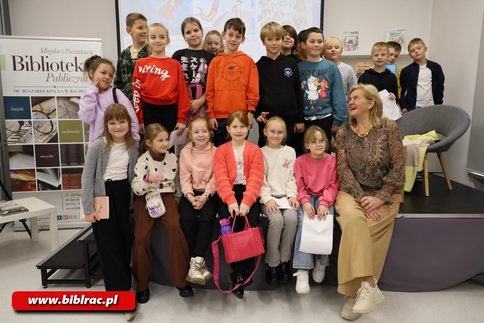 Zdjęcie w galerii na portalu naszraciborz.pl: Lepiej widzieć szklankę do połowy pełną! Elżbieta Zubrzycka w bibliotece wiadomości z regionu