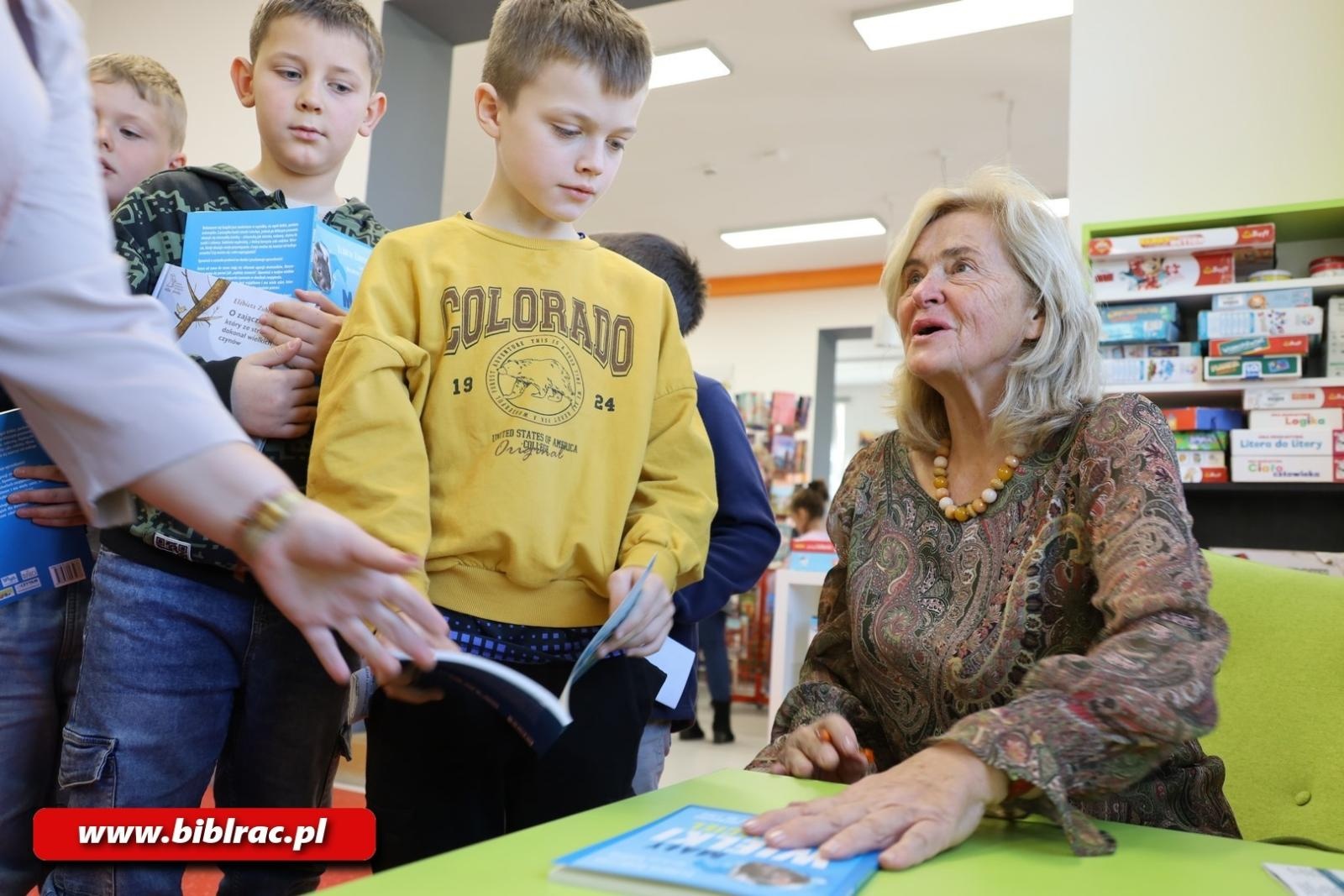 Zdjęcie w galerii na portalu naszraciborz.pl: Lepiej widzieć szklankę do połowy pełną! Elżbieta Zubrzycka w bibliotece wiadomości z regionu