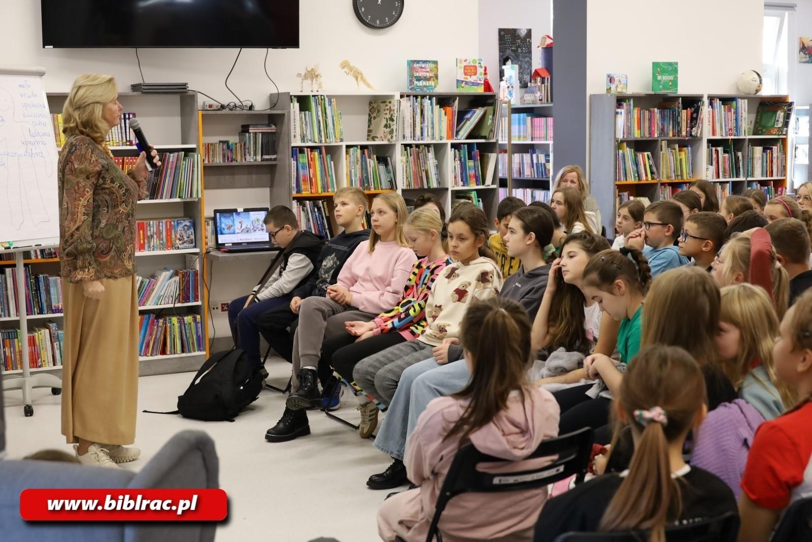 Zdjęcie w galerii na portalu naszraciborz.pl: Lepiej widzieć szklankę do połowy pełną! Elżbieta Zubrzycka w bibliotece wiadomości z regionu