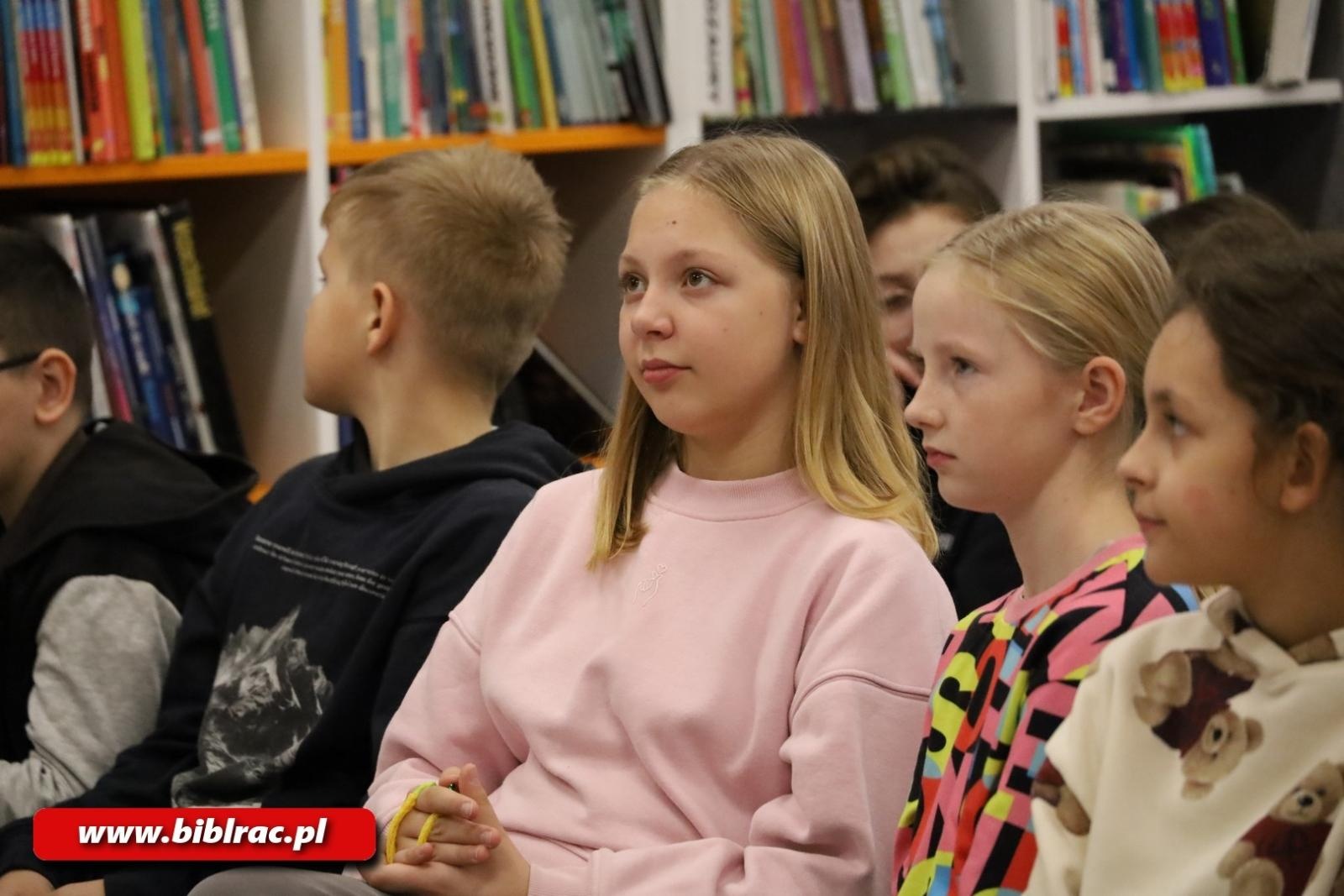 Zdjęcie w galerii na portalu naszraciborz.pl: Lepiej widzieć szklankę do połowy pełną! Elżbieta Zubrzycka w bibliotece wiadomości z regionu