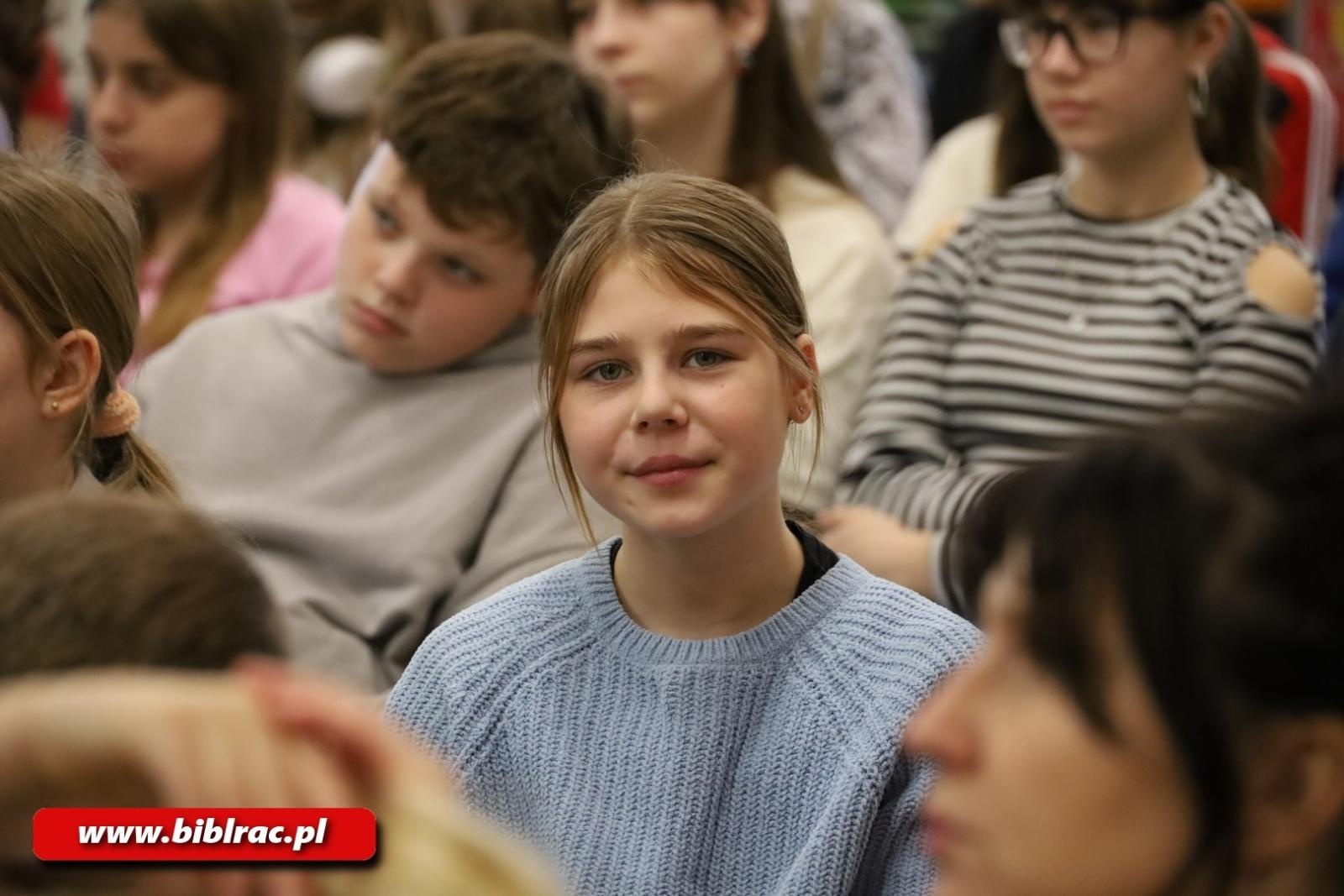 Zdjęcie w galerii na portalu naszraciborz.pl: Lepiej widzieć szklankę do połowy pełną! Elżbieta Zubrzycka w bibliotece wiadomości z regionu