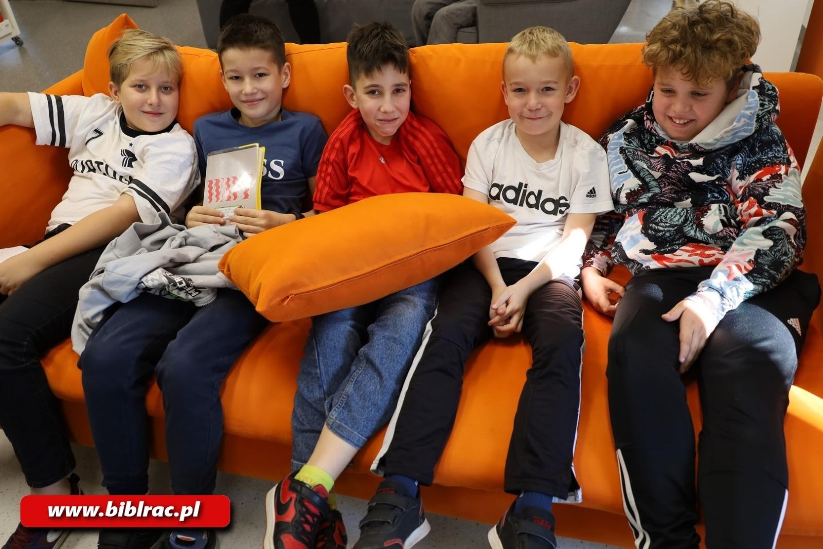 Zdjęcie w galerii na portalu naszraciborz.pl: Lepiej widzieć szklankę do połowy pełną! Elżbieta Zubrzycka w bibliotece wiadomości z regionu