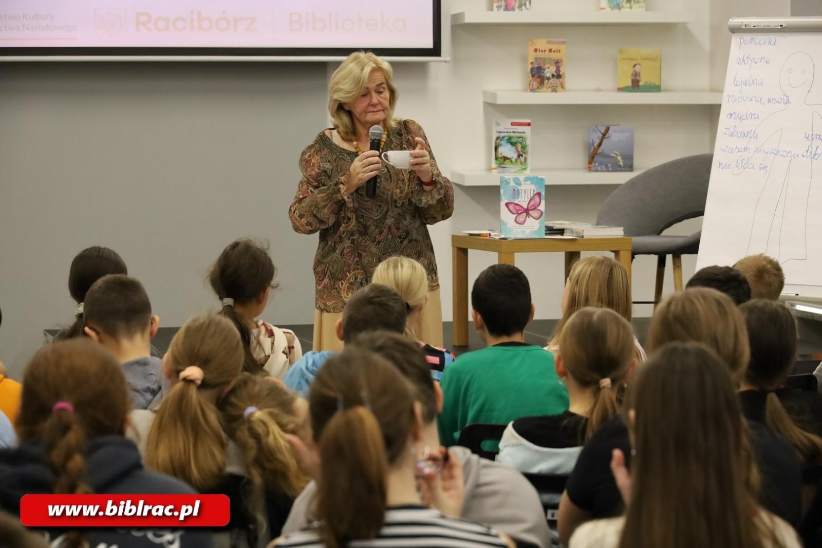 Zdjęcie w galerii na portalu naszraciborz.pl: Lepiej widzieć szklankę do połowy pełną! Elżbieta Zubrzycka w bibliotece wiadomości z regionu