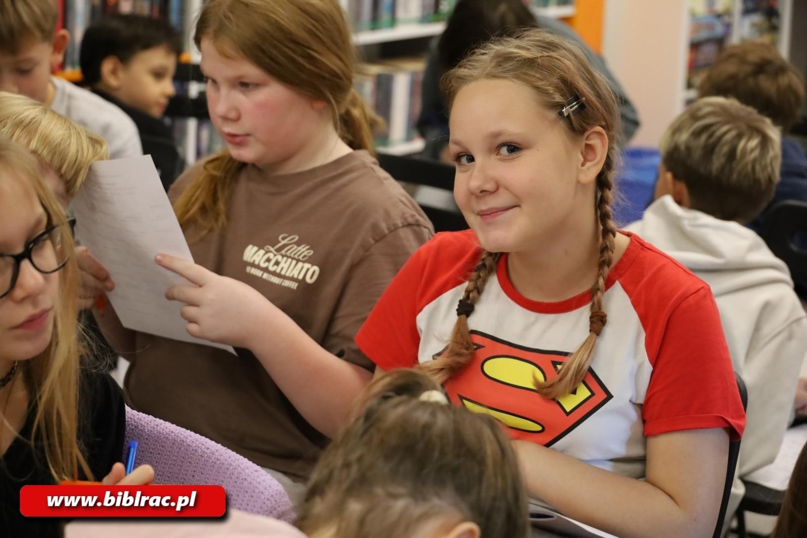 Zdjęcie w galerii na portalu naszraciborz.pl: Lepiej widzieć szklankę do połowy pełną! Elżbieta Zubrzycka w bibliotece wiadomości z regionu
