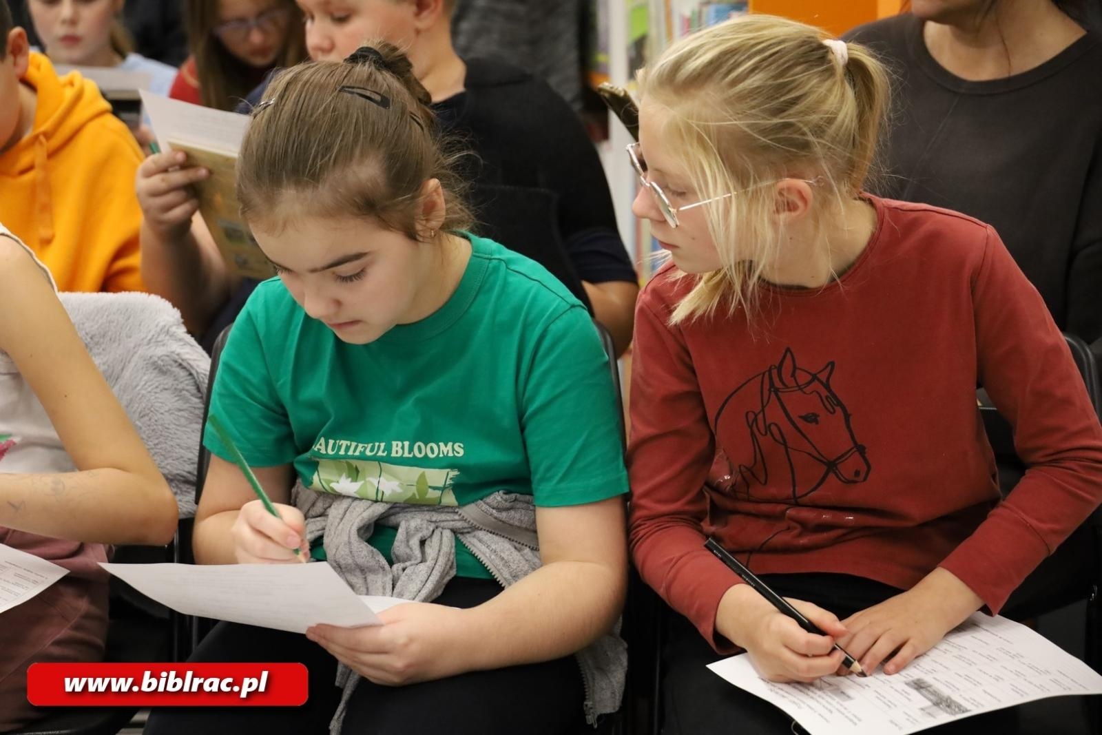Zdjęcie w galerii na portalu naszraciborz.pl: Lepiej widzieć szklankę do połowy pełną! Elżbieta Zubrzycka w bibliotece wiadomości z regionu