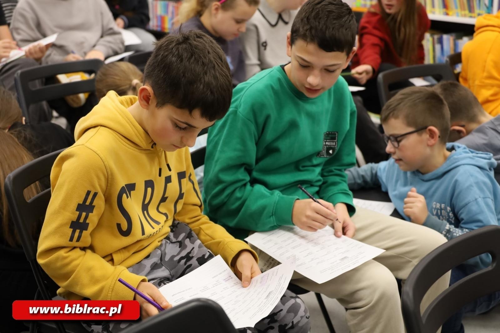Zdjęcie w galerii na portalu naszraciborz.pl: Lepiej widzieć szklankę do połowy pełną! Elżbieta Zubrzycka w bibliotece wiadomości z regionu