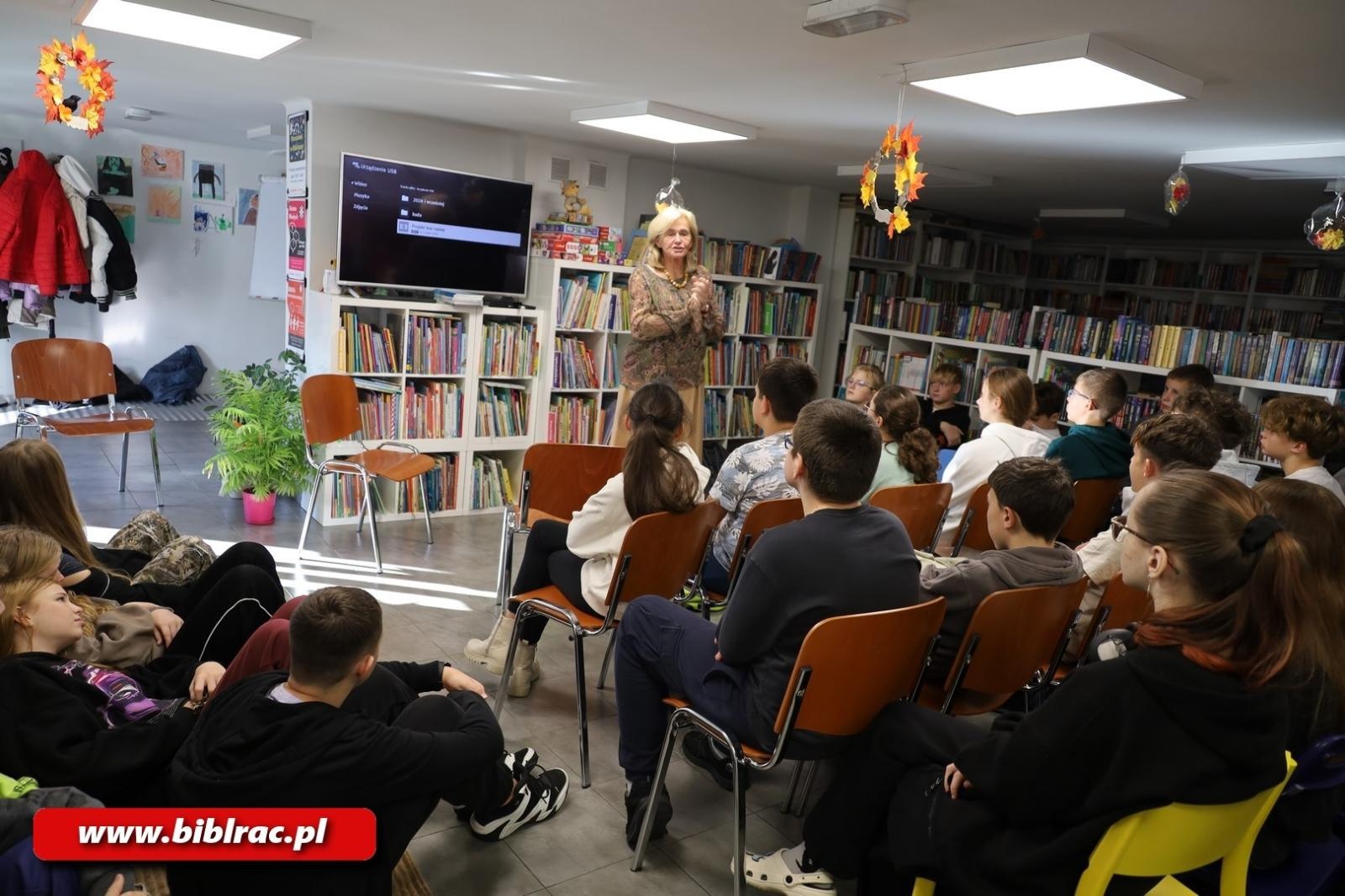 Zdjęcie w galerii na portalu naszraciborz.pl: Lepiej widzieć szklankę do połowy pełną! Elżbieta Zubrzycka w bibliotece wiadomości z regionu