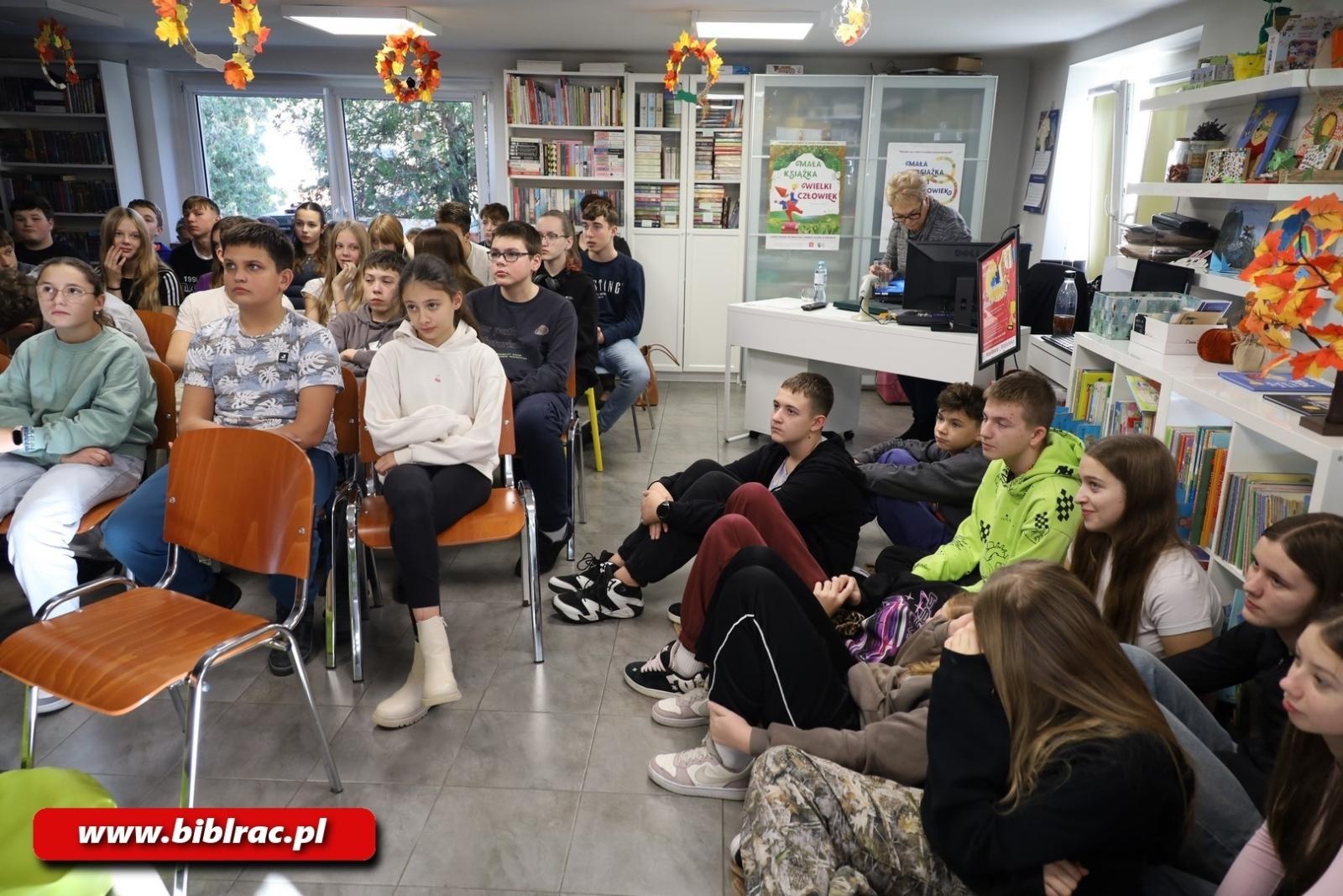 Zdjęcie w galerii na portalu naszraciborz.pl: Lepiej widzieć szklankę do połowy pełną! Elżbieta Zubrzycka w bibliotece wiadomości z regionu