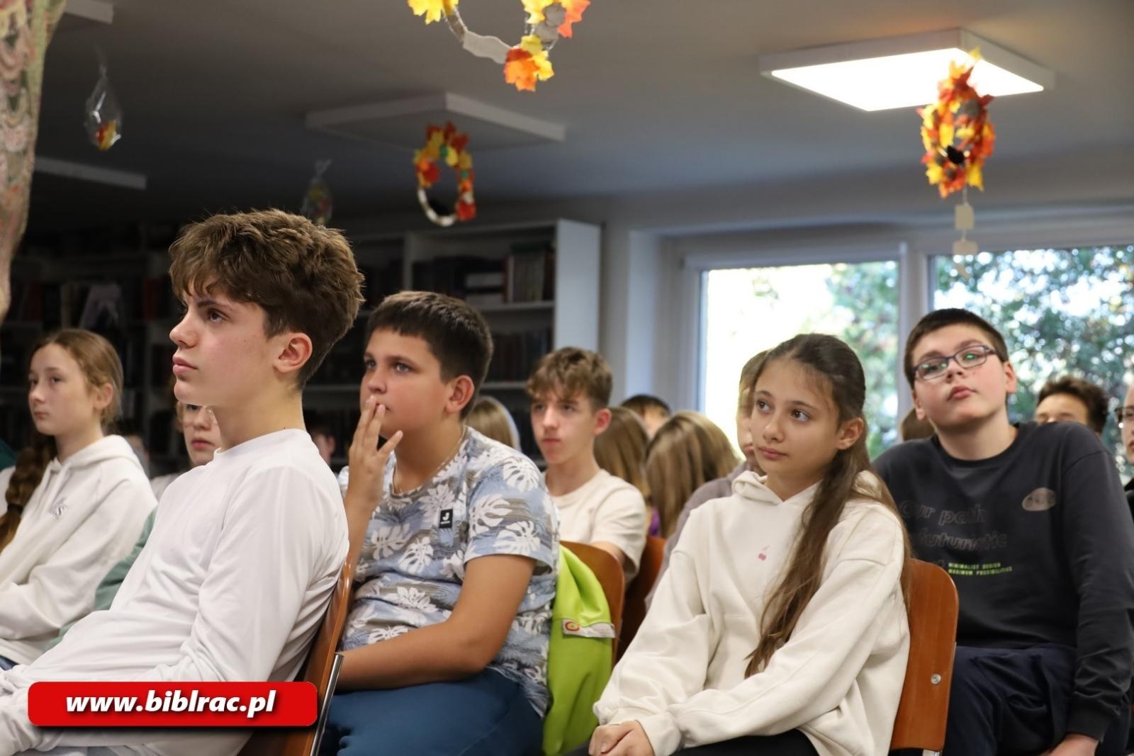 Zdjęcie w galerii na portalu naszraciborz.pl: Lepiej widzieć szklankę do połowy pełną! Elżbieta Zubrzycka w bibliotece wiadomości z regionu