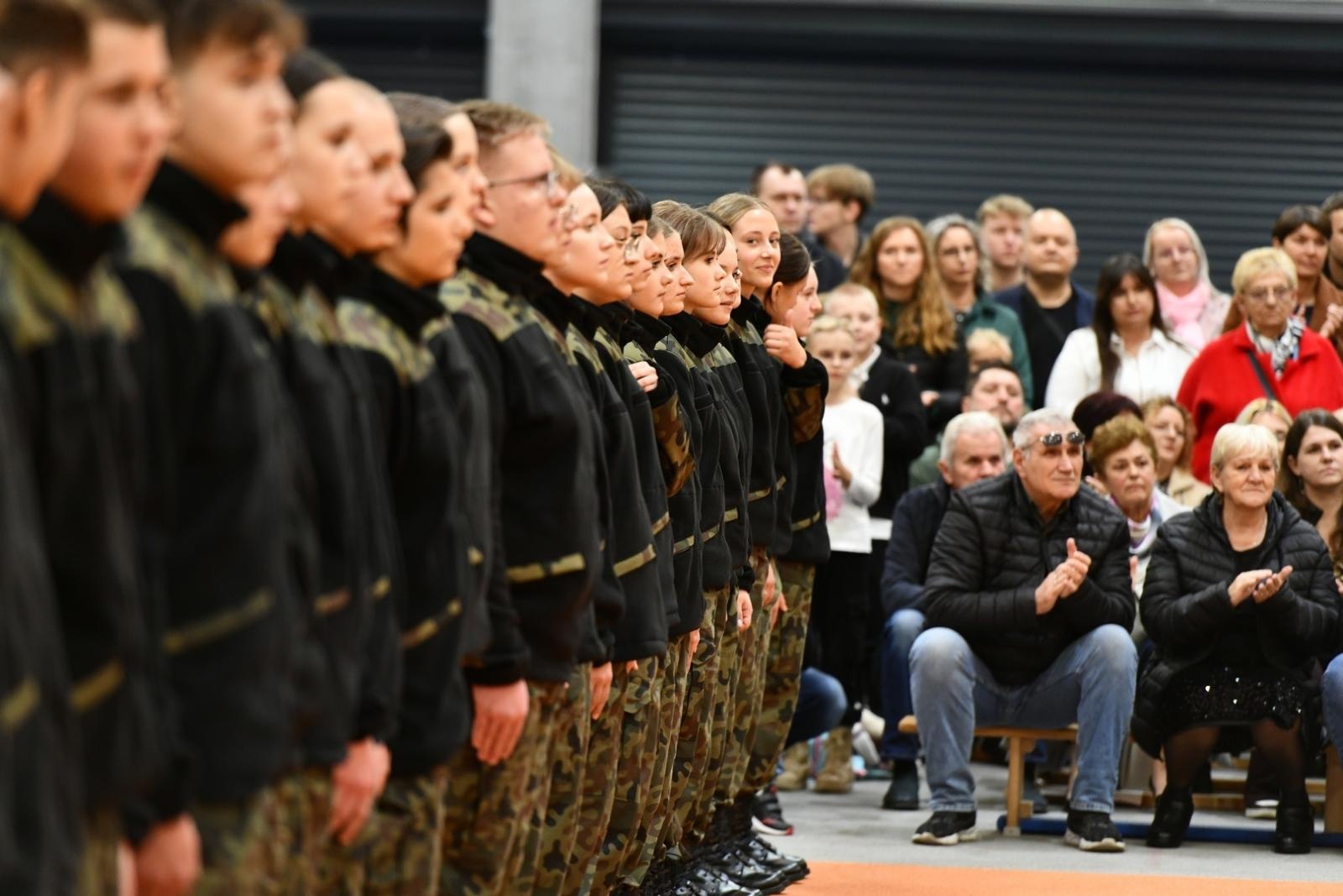 Zdjęcie w galerii na portalu naszraciborz.pl: Uroczyste ślubowanie uczniów klas I z Oddziałów o Profilu Mundurowym wiadomości z regionu