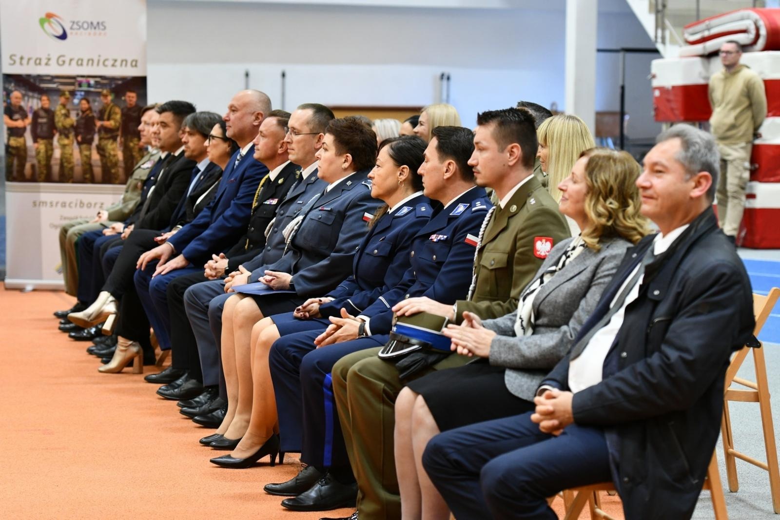 Zdjęcie w galerii na portalu naszraciborz.pl: Uroczyste ślubowanie uczniów klas I z Oddziałów o Profilu Mundurowym wiadomości z regionu