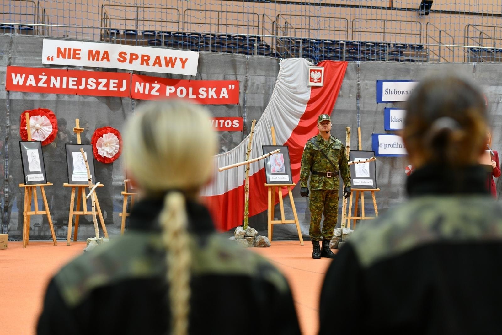 Zdjęcie w galerii na portalu naszraciborz.pl: Uroczyste ślubowanie uczniów klas I z Oddziałów o Profilu Mundurowym wiadomości z regionu