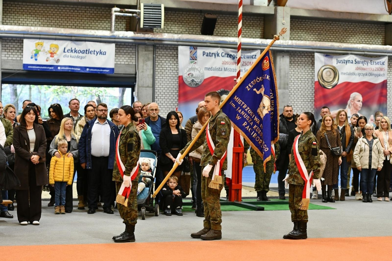 Zdjęcie w galerii na portalu naszraciborz.pl: Uroczyste ślubowanie uczniów klas I z Oddziałów o Profilu Mundurowym wiadomości z regionu