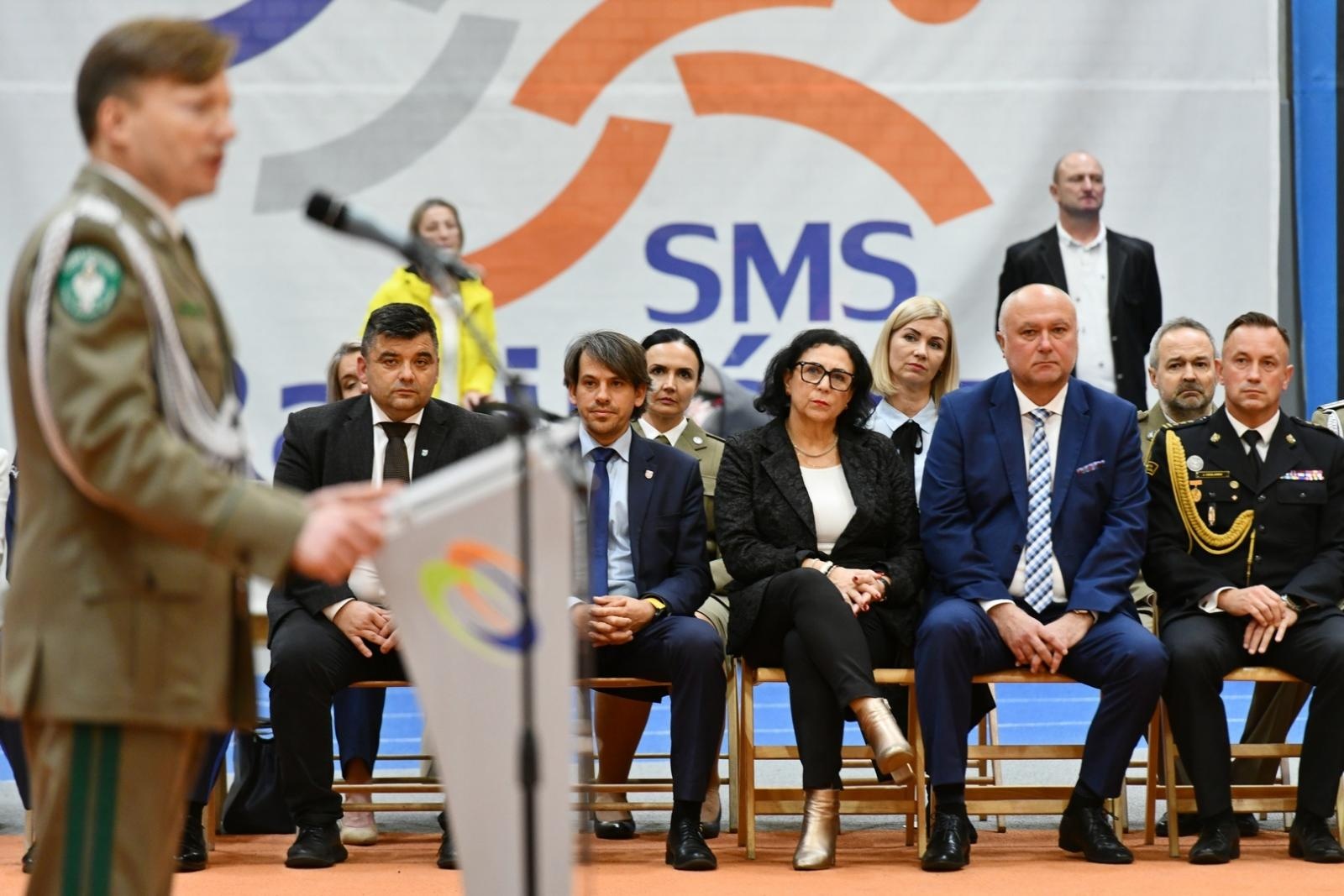 Zdjęcie w galerii na portalu naszraciborz.pl: Uroczyste ślubowanie uczniów klas I z Oddziałów o Profilu Mundurowym wiadomości z regionu