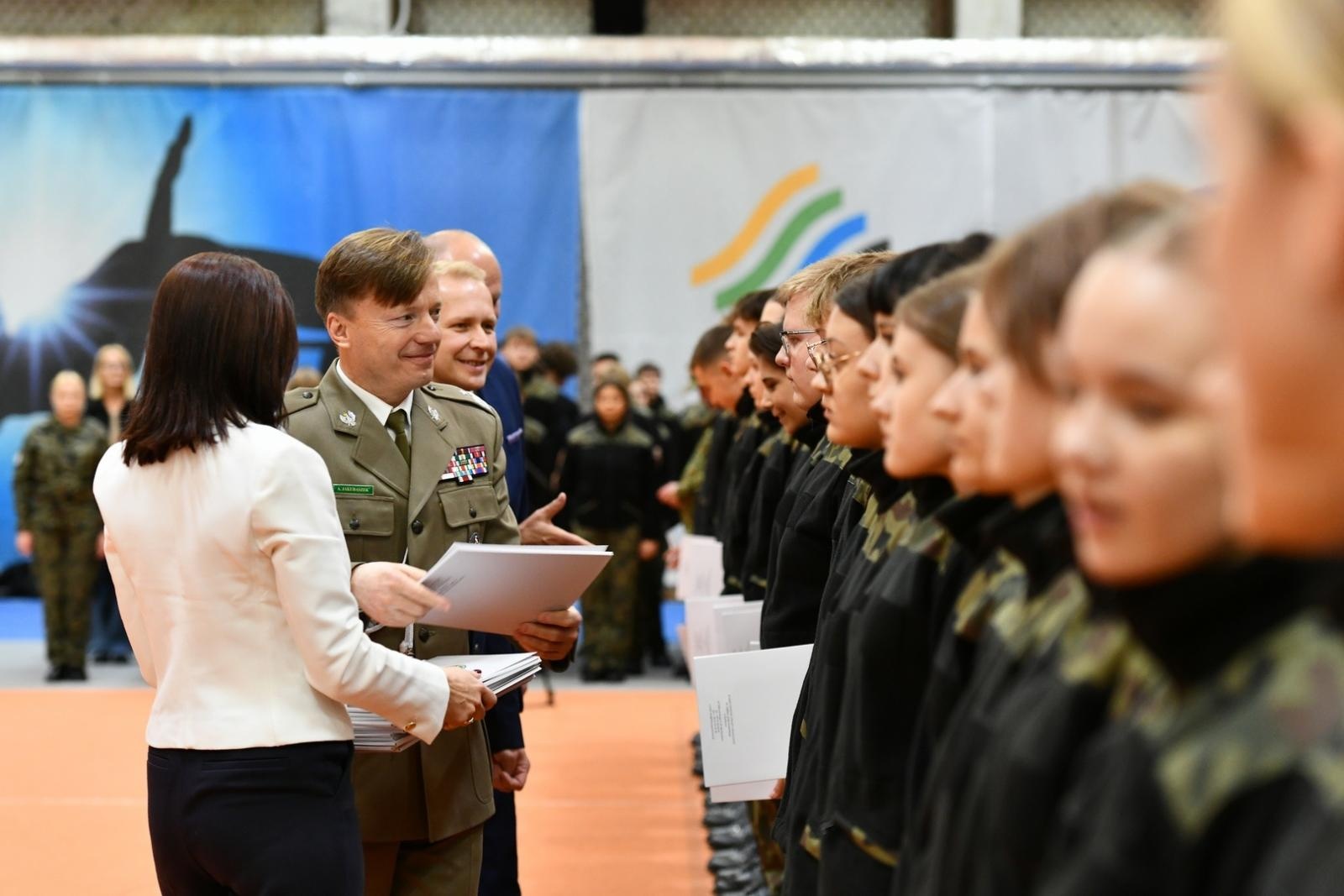 Zdjęcie w galerii na portalu naszraciborz.pl: Uroczyste ślubowanie uczniów klas I z Oddziałów o Profilu Mundurowym wiadomości z regionu