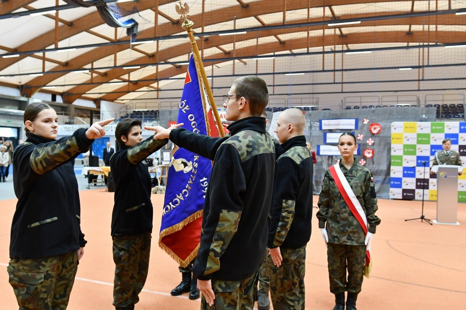 Zdjęcie w galerii na portalu naszraciborz.pl: Uroczyste ślubowanie uczniów klas I z Oddziałów o Profilu Mundurowym wiadomości z regionu