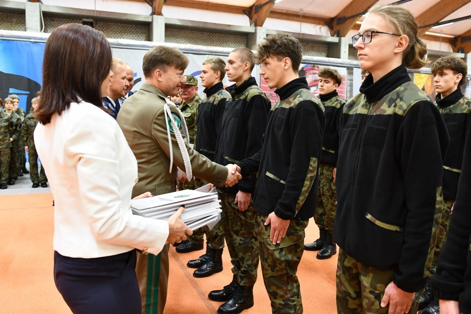 Zdjęcie w galerii na portalu naszraciborz.pl: Uroczyste ślubowanie uczniów klas I z Oddziałów o Profilu Mundurowym wiadomości z regionu