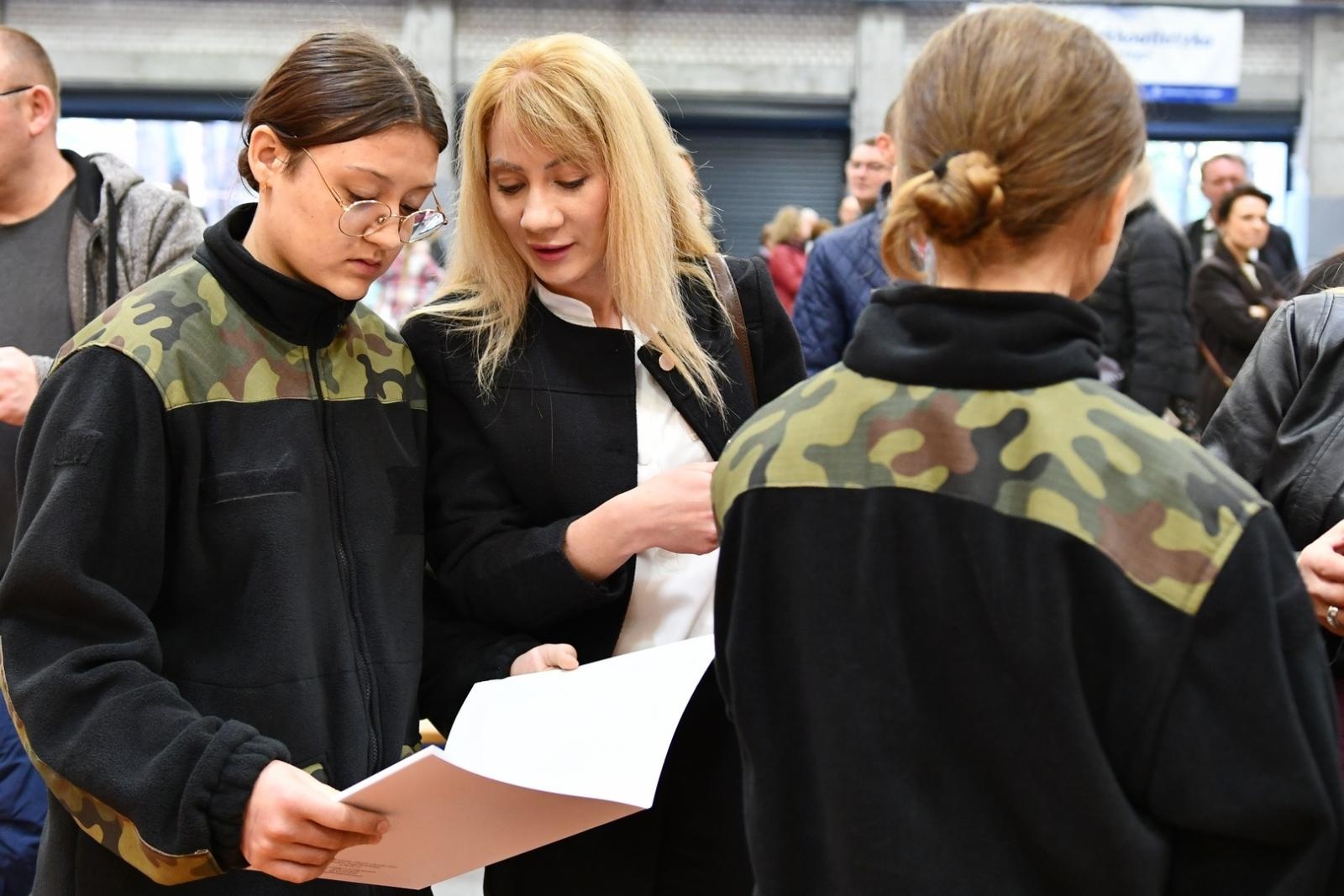 Zdjęcie w galerii na portalu naszraciborz.pl: Uroczyste ślubowanie uczniów klas I z Oddziałów o Profilu Mundurowym wiadomości z regionu