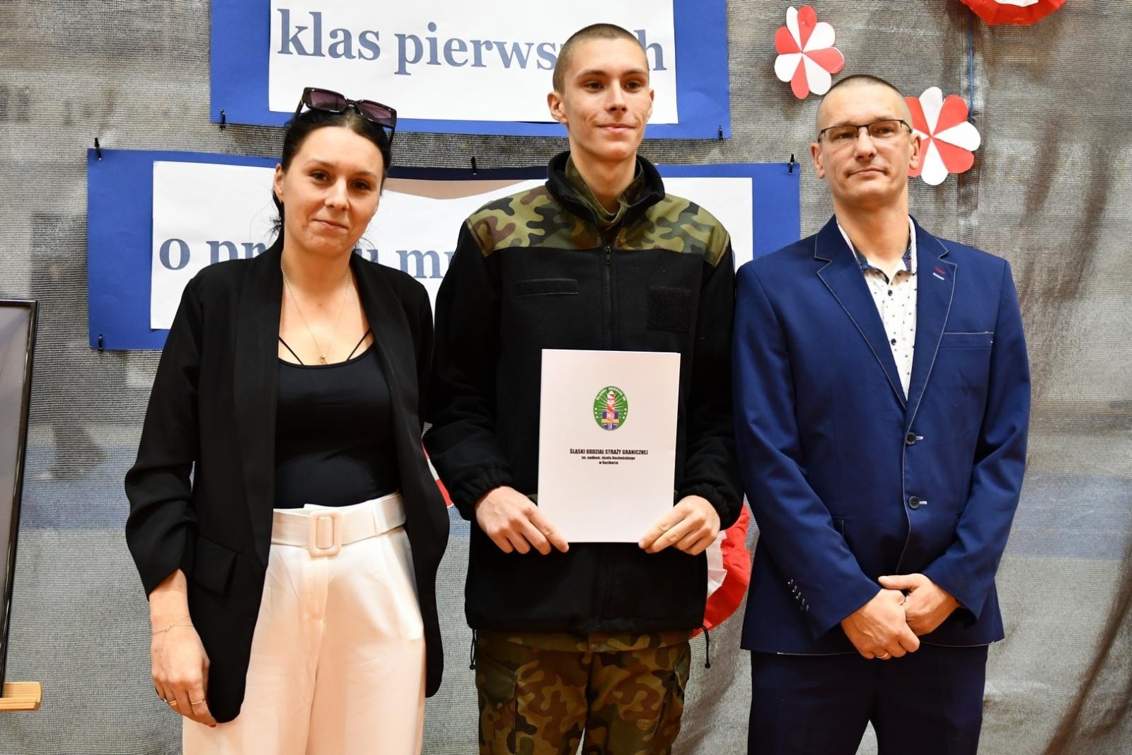 Zdjęcie w galerii na portalu naszraciborz.pl: Uroczyste ślubowanie uczniów klas I z Oddziałów o Profilu Mundurowym wiadomości z regionu