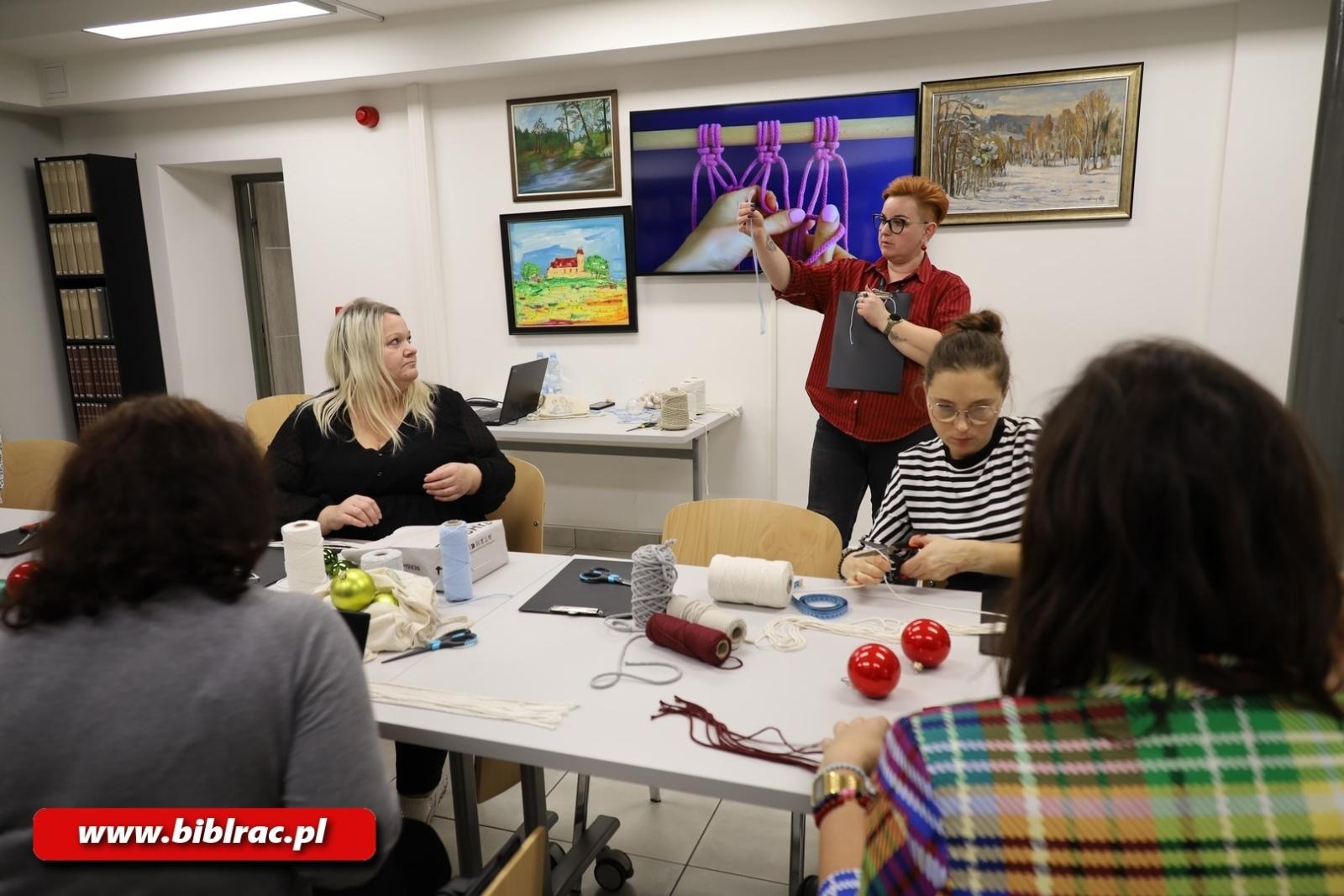 Zdjęcie w galerii na portalu naszraciborz.pl: Eko-warsztaty makramy w bibliotece wiadomości z regionu